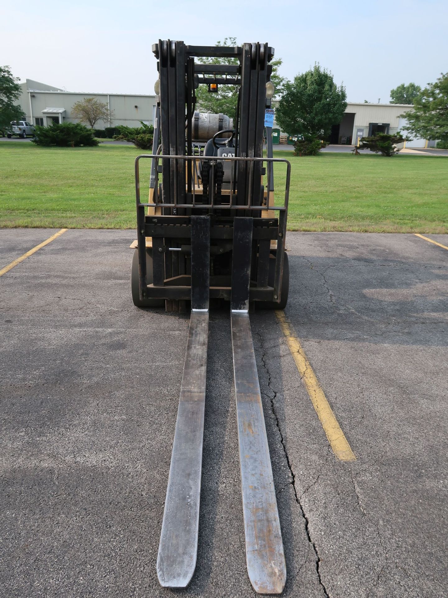 11,000 LB. CATERPILLAR MODEL GC55K LP GAS SOLID TIRE LIFT TRUCK; S/N AT88A00317, THREE STAGE MAST, - Image 2 of 11