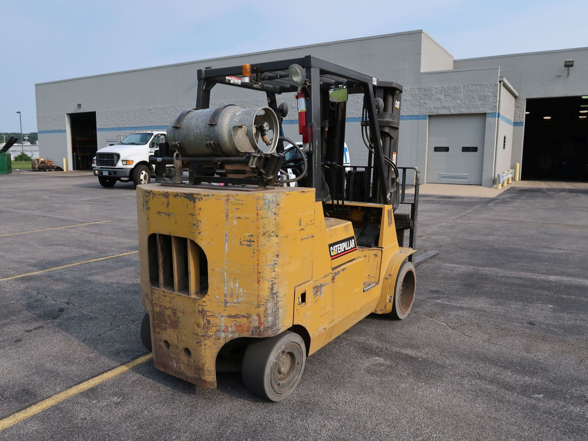 11,000 LB. CATERPILLAR MODEL GC55K LP GAS SOLID TIRE LIFT TRUCK; S/N AT88A00317, THREE STAGE MAST, - Image 5 of 11