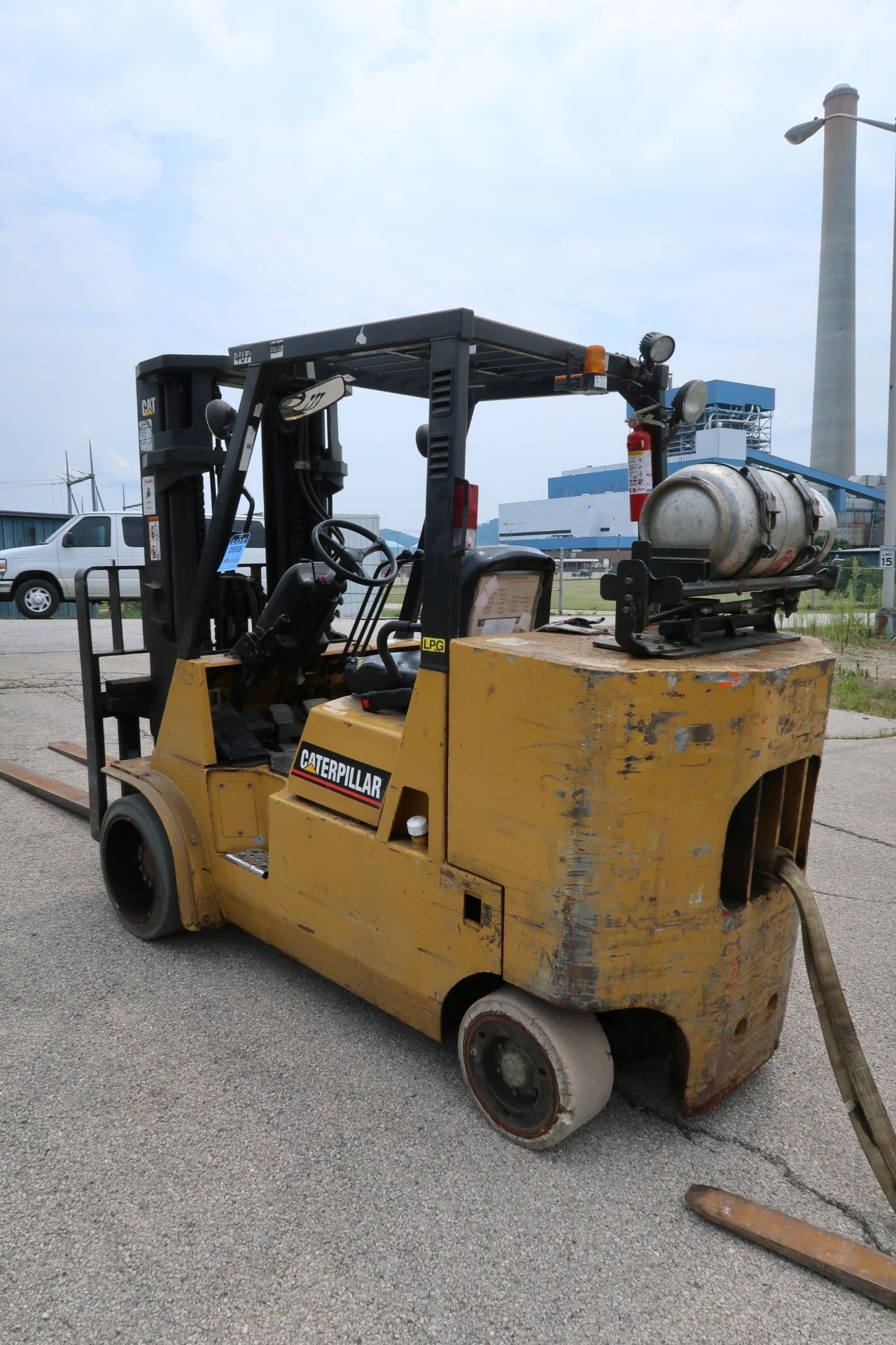 11,000 LB. CATERPILLAR MODEL GC55K LP GAS CUSHION TIRE LIFT TRUCK; S/N AT88A00313, 3-STAGE MAST, - Image 4 of 7