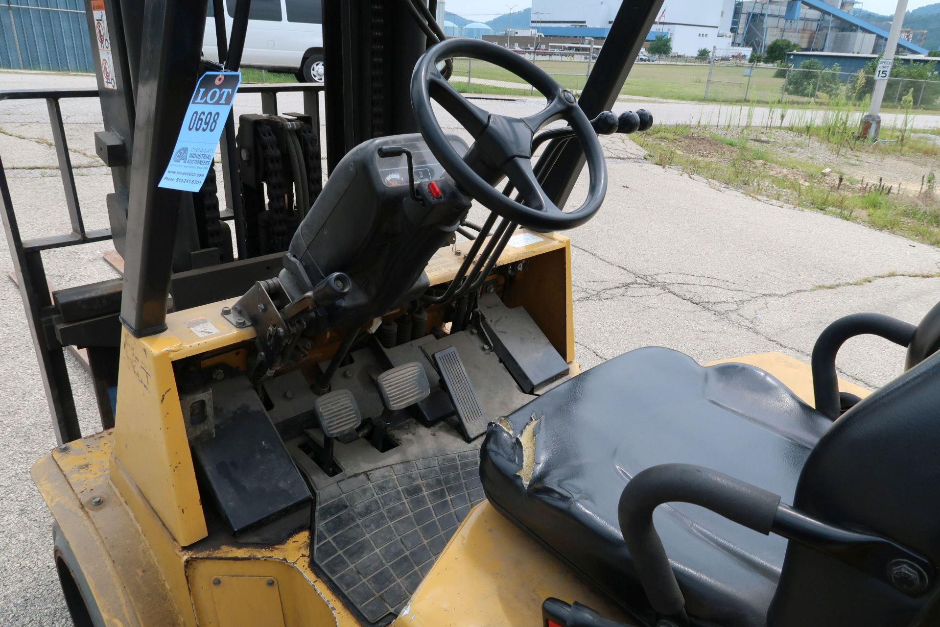 11,000 LB. CATERPILLAR MODEL GC55K LP GAS CUSHION TIRE LIFT TRUCK; S/N AT88A00313, 3-STAGE MAST, - Image 5 of 7