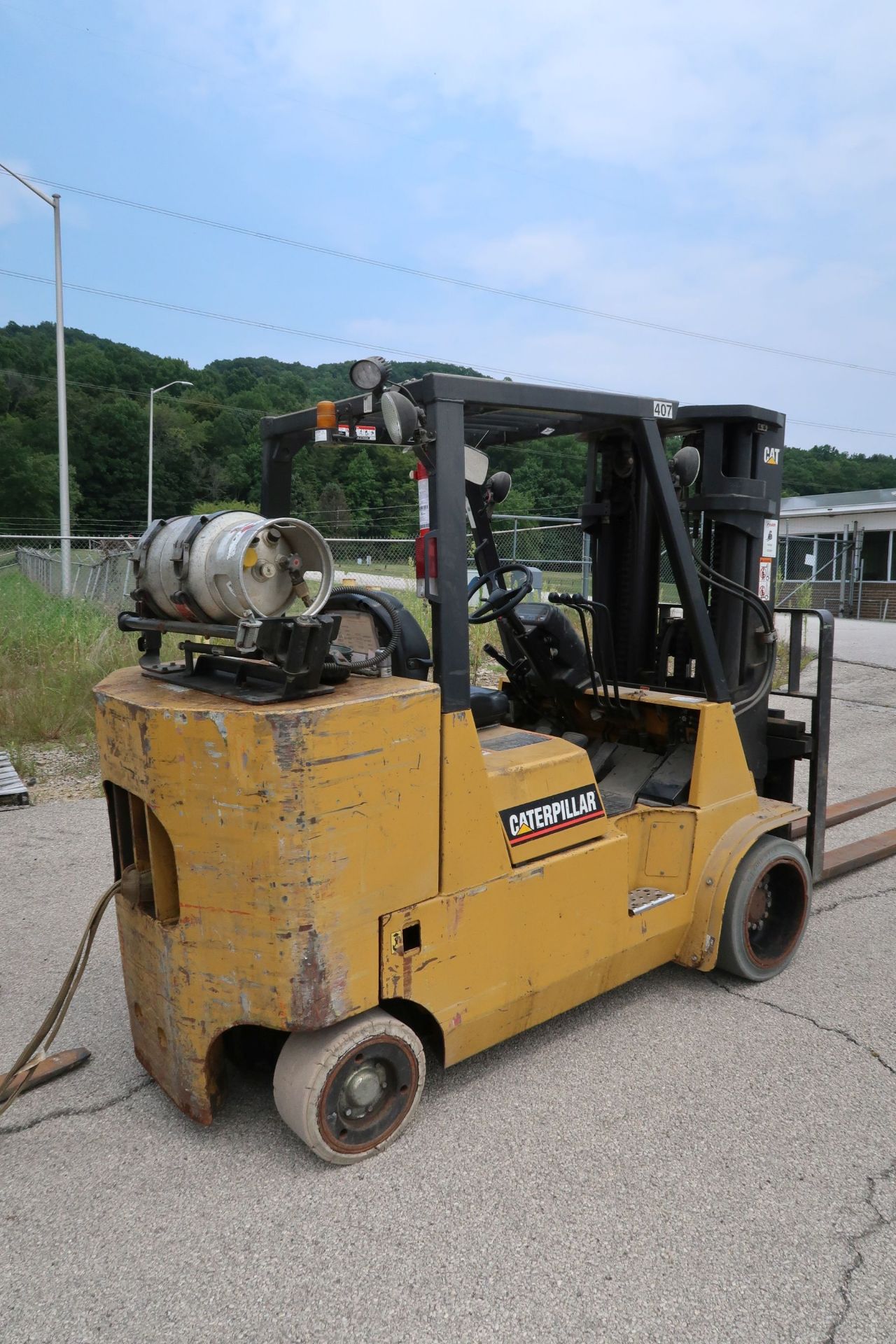 11,000 LB. CATERPILLAR MODEL GC55K LP GAS CUSHION TIRE LIFT TRUCK; S/N AT88A00313, 3-STAGE MAST, - Image 3 of 7