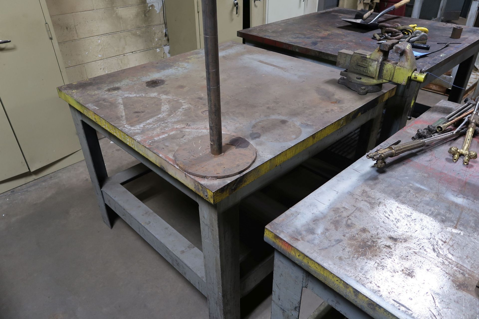 4' X 4' HEAVY DUTY STEEL WELDING TABLE WITH 4" BENCH VISE