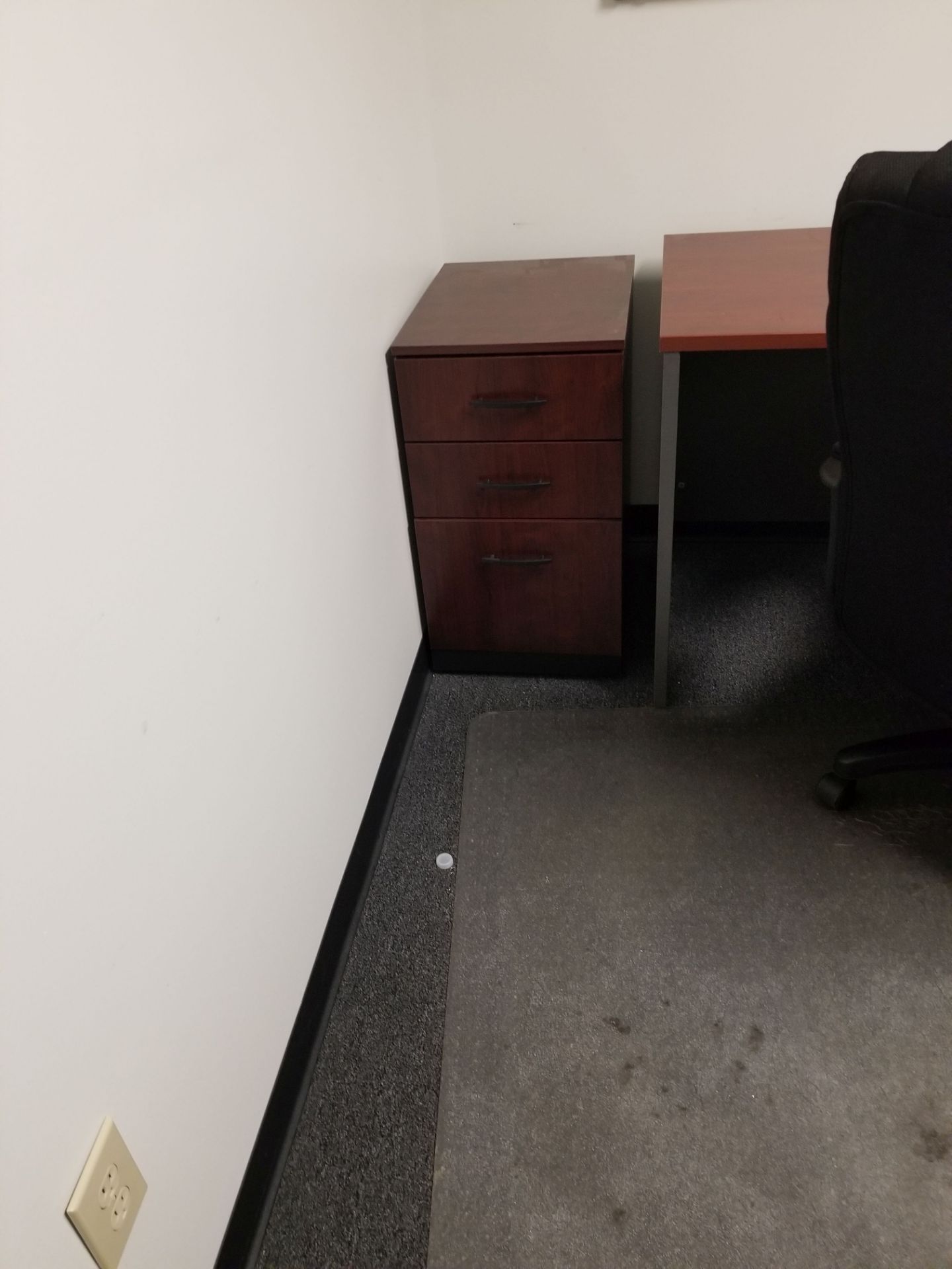 L-SHAPED MODULAR LAMINATED WOOD GRAIN FINISH OFFICE DESK W/ CHAIR & (2) THREE-DRAWER WOOD GRAIN - Image 2 of 4