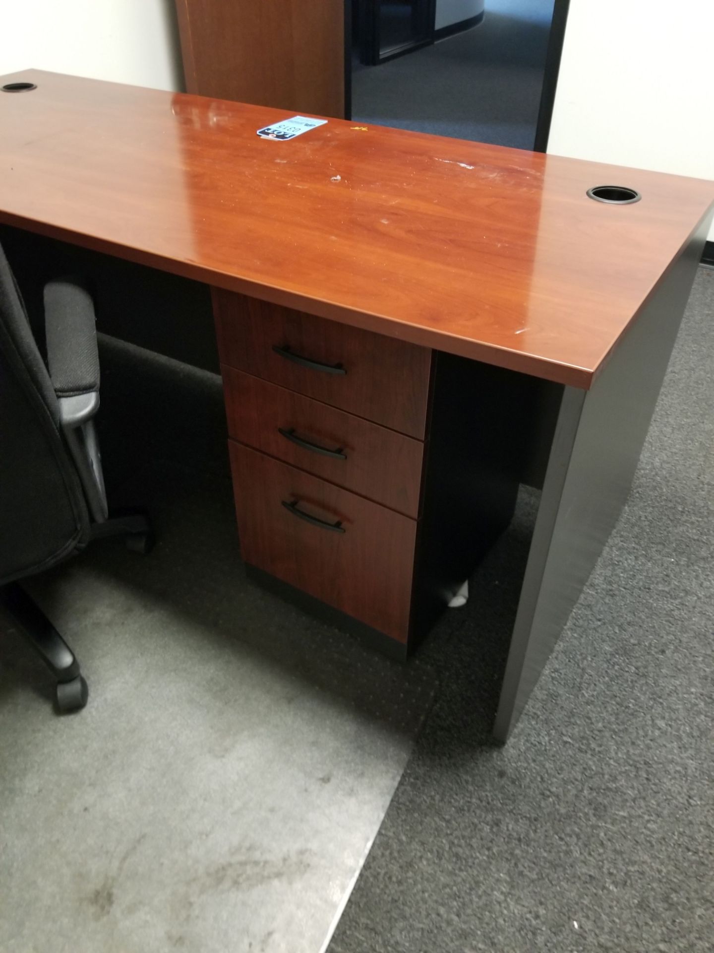 L-SHAPED MODULAR LAMINATED WOOD GRAIN FINISH OFFICE DESK W/ CHAIR & (2) THREE-DRAWER WOOD GRAIN - Image 3 of 4