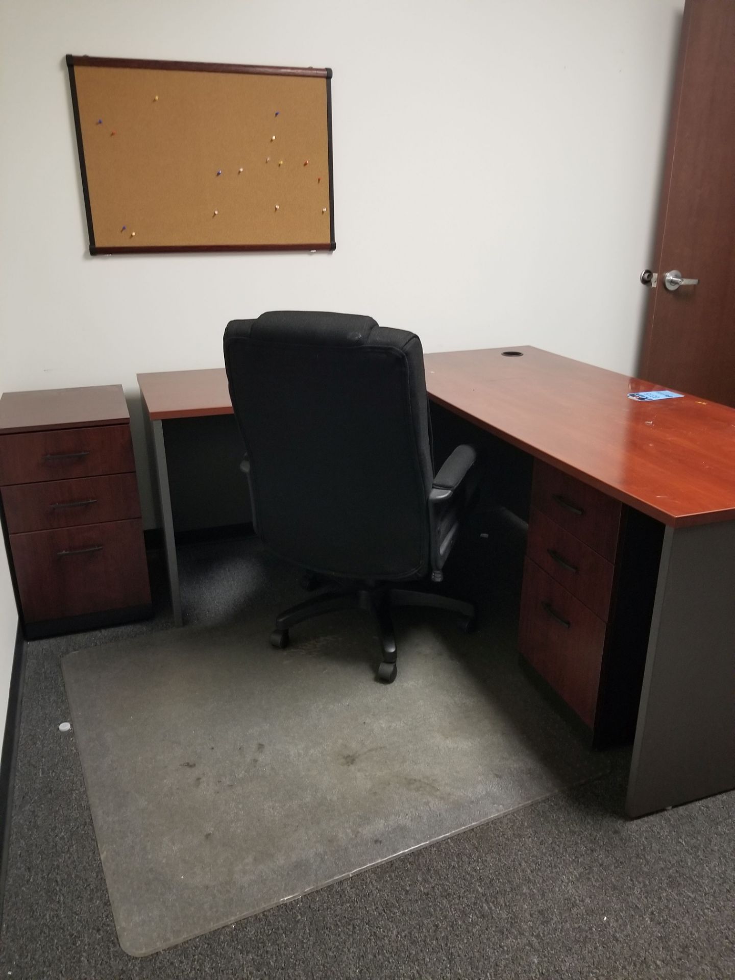 L-SHAPED MODULAR LAMINATED WOOD GRAIN FINISH OFFICE DESK W/ CHAIR & (2) THREE-DRAWER WOOD GRAIN - Image 4 of 4