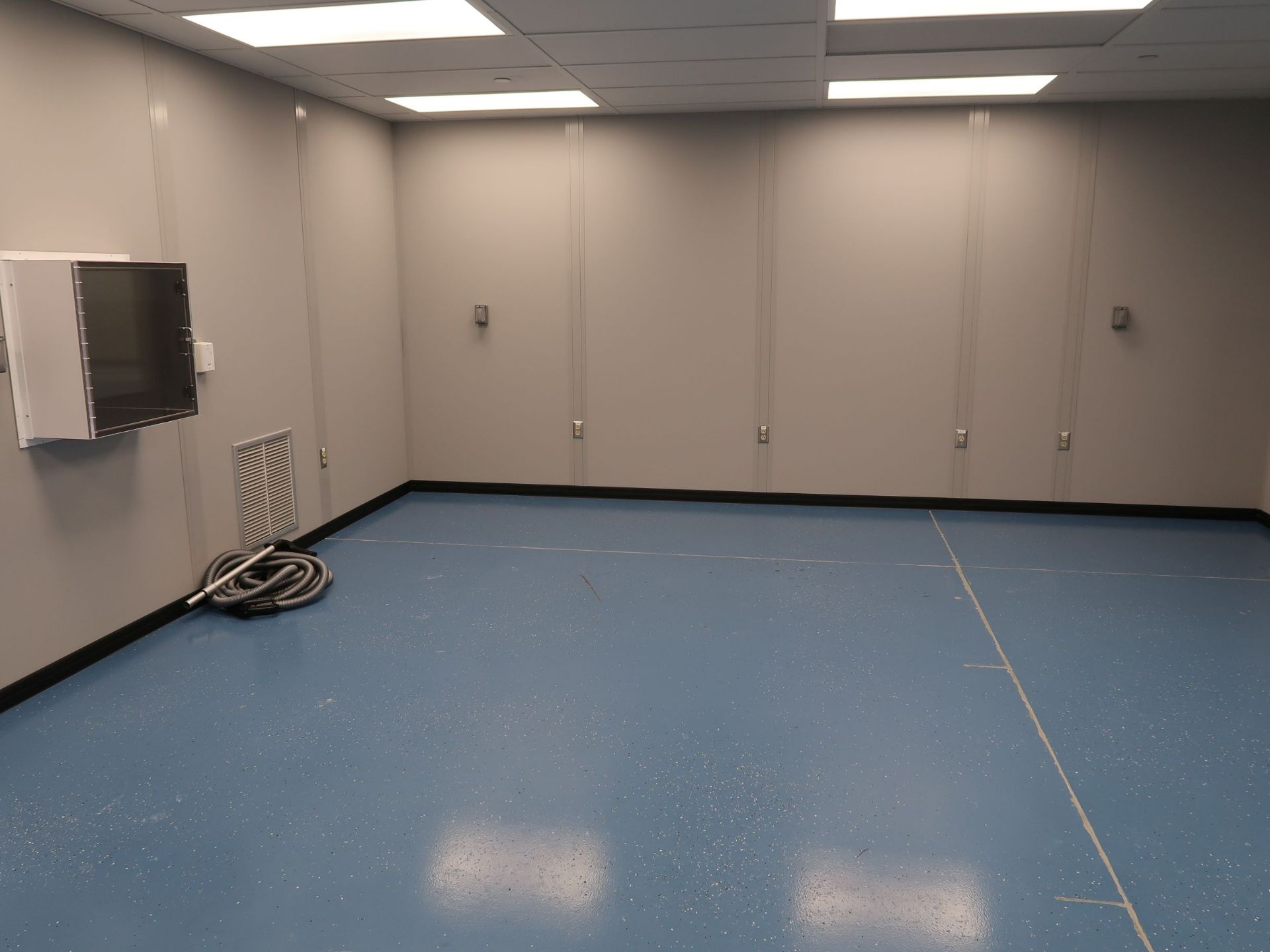 20' X 30' X 9' HIGH APPOX. PORTAFAB MODULAR FREE-STANDING CLEAN AIR ROOM W/ 10' X 12' AIR LOCK - Image 5 of 12