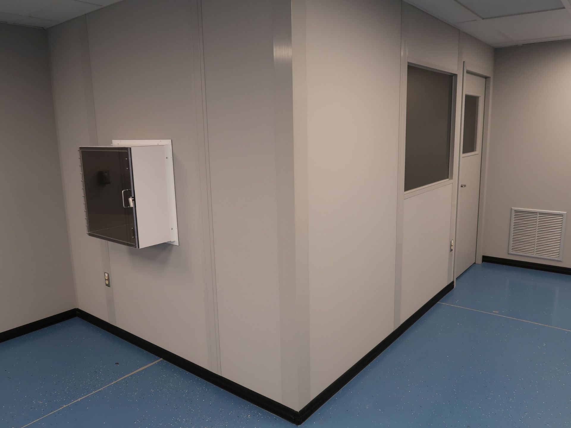 20' X 30' X 9' HIGH APPOX. PORTAFAB MODULAR FREE-STANDING CLEAN AIR ROOM W/ 10' X 12' AIR LOCK - Image 8 of 12