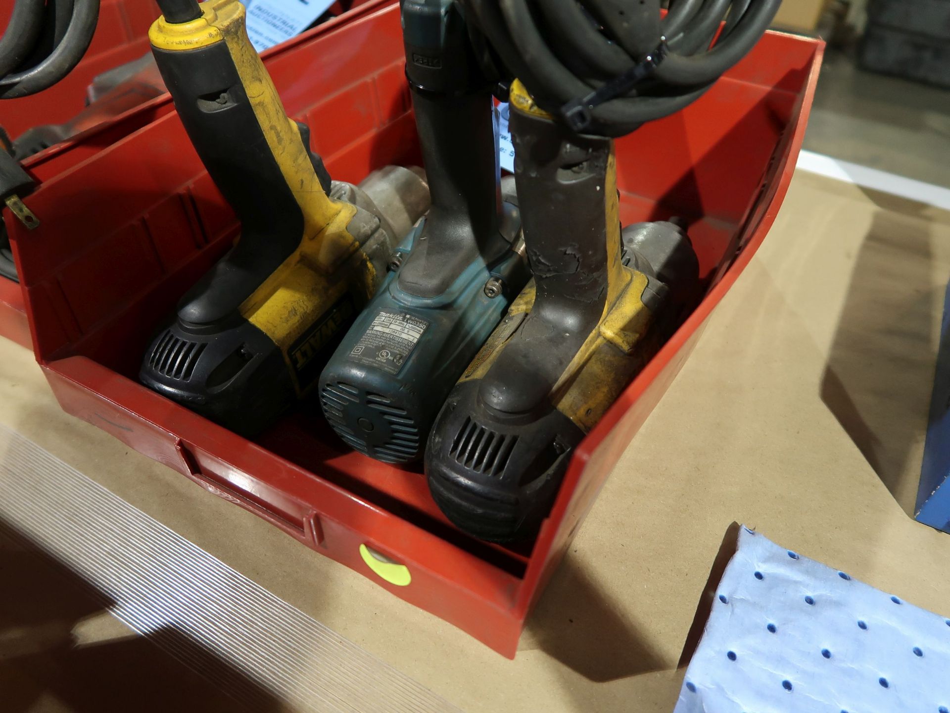 1/2" DRIVE (2) DEWALT DW292 AND (1) MAKITA TW0350 IMPACT GUNS - Image 2 of 3