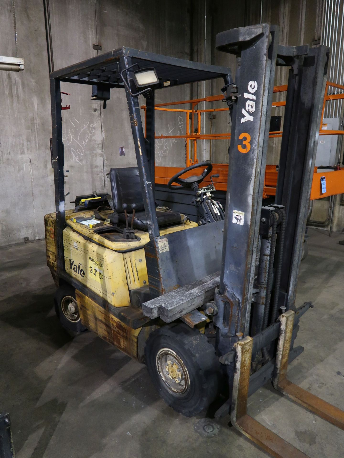 3,000 LB. YALE LP GAS LIFT TRUCK **OUT OF SERVICE - PARTS ONLY** - Image 3 of 5