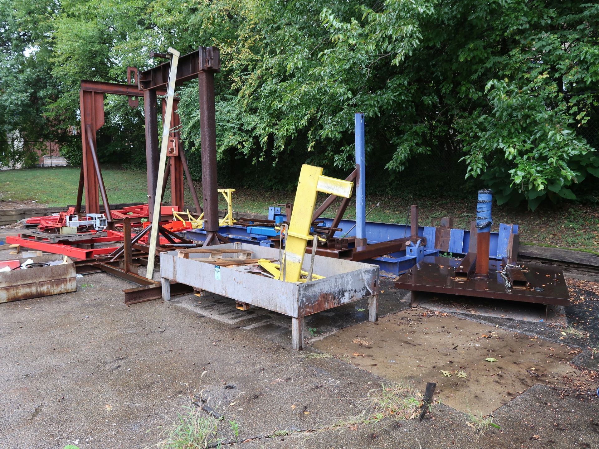 (LOT) MISCELLANEOUS, SCRAP STEEL, FIXTURES, STANDS