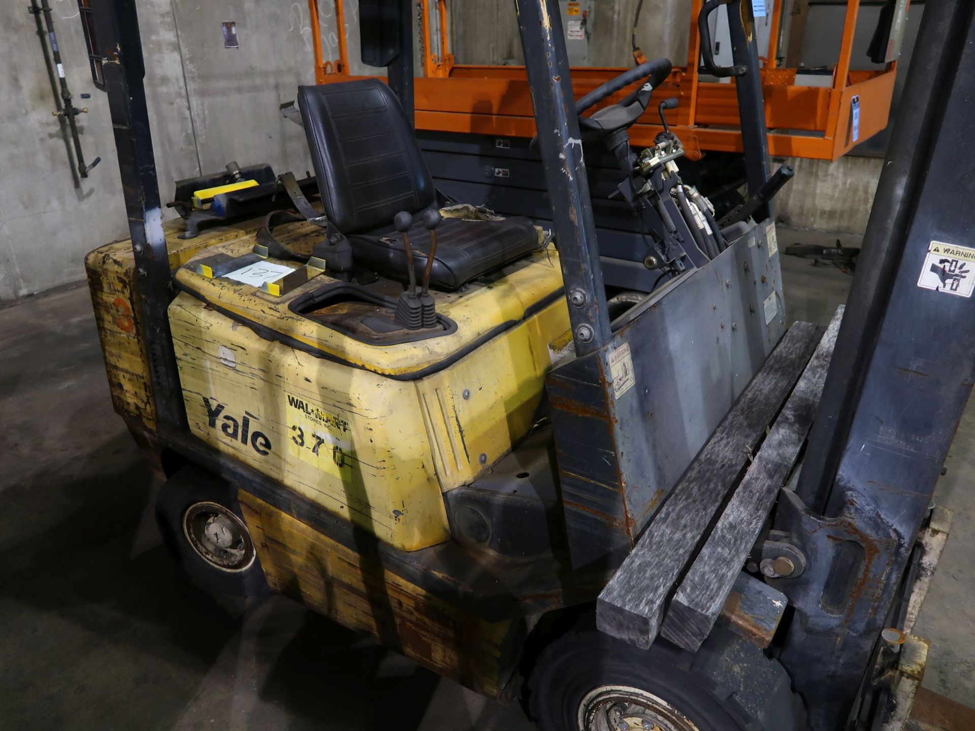 3,000 LB. YALE LP GAS LIFT TRUCK **OUT OF SERVICE - PARTS ONLY** - Image 4 of 5