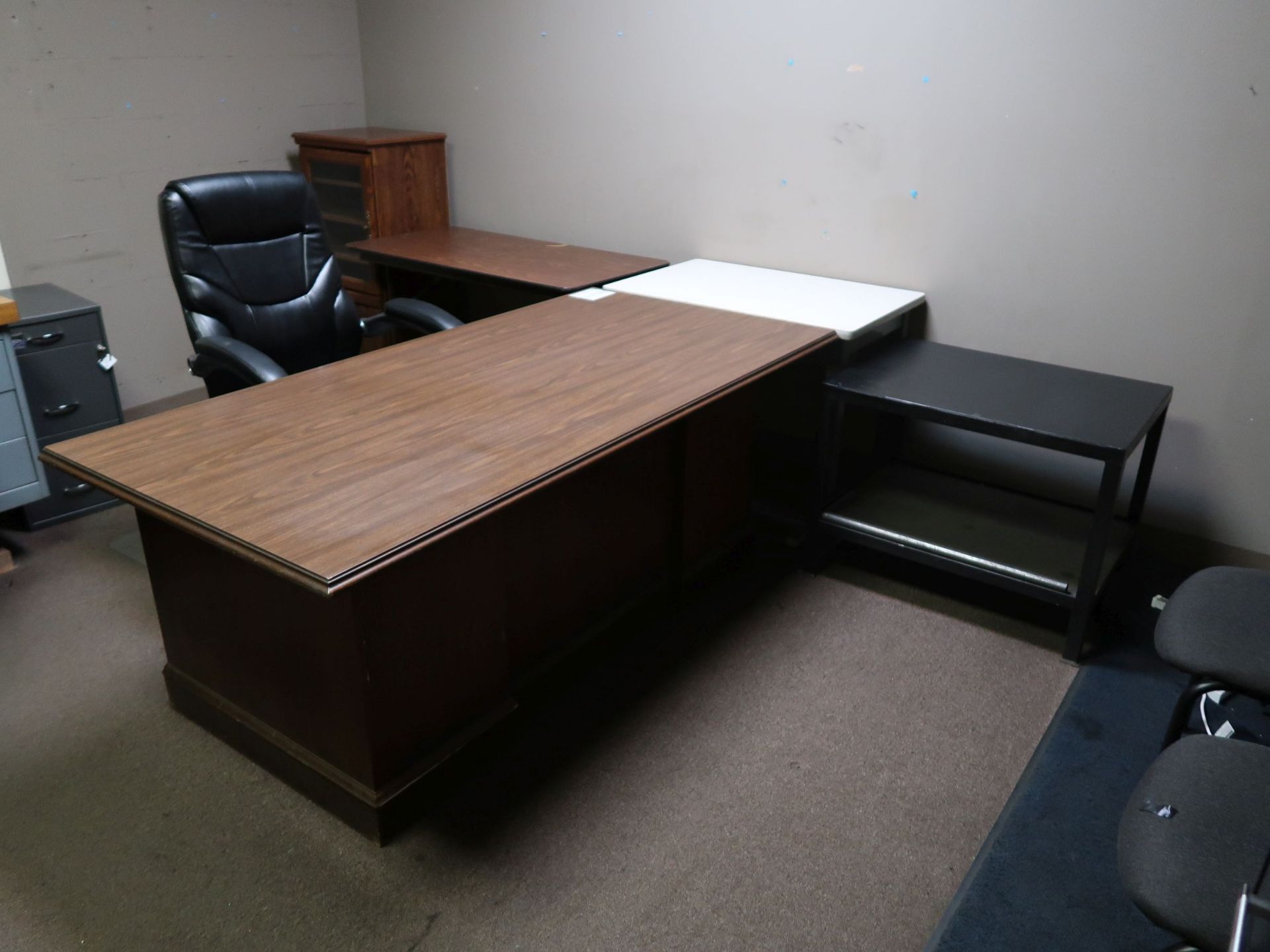 (LOT) CONTENTS OF OFFICE - MISCELLANEOUS FURNITURE - Image 2 of 4