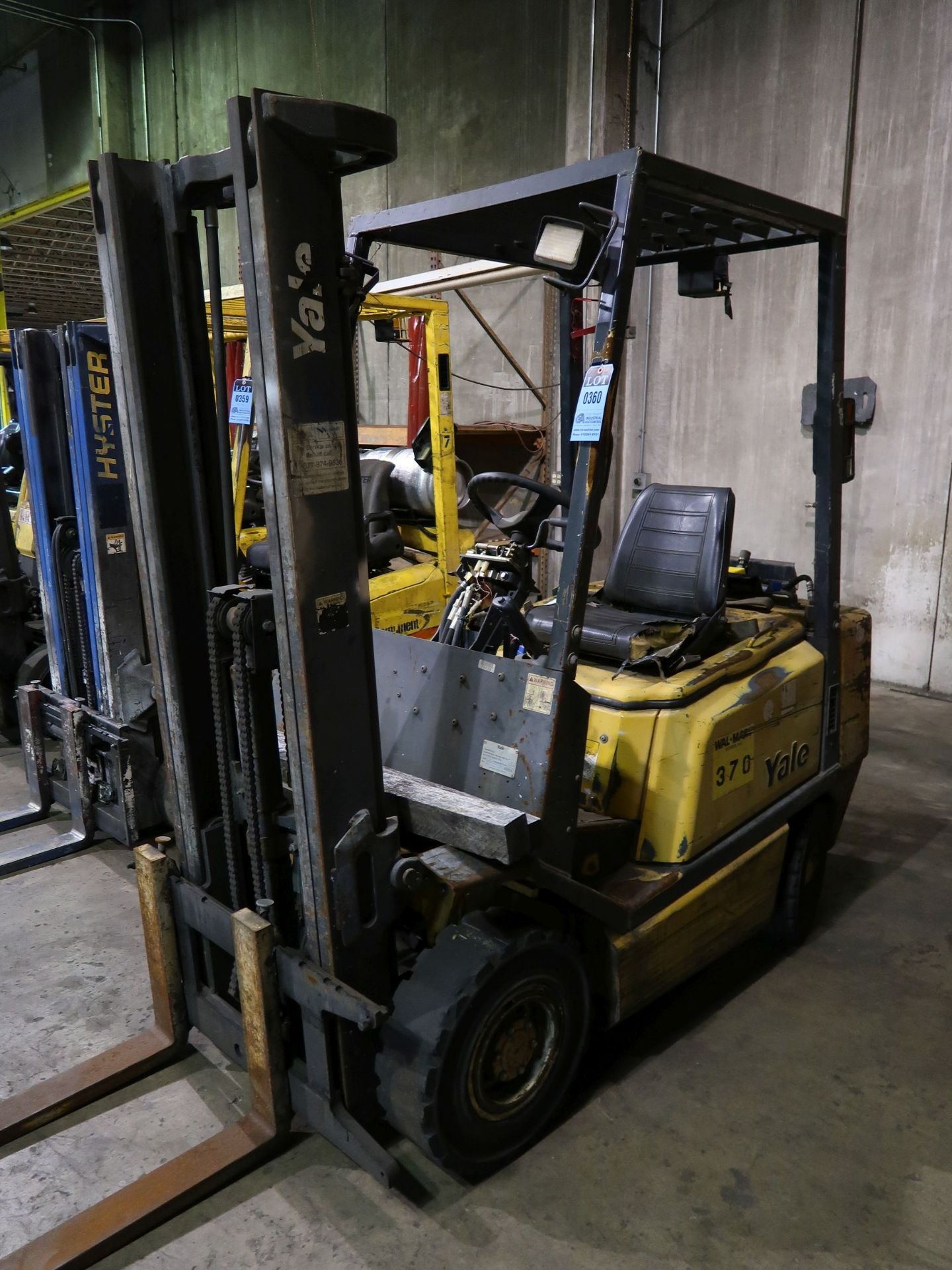 3,000 LB. YALE LP GAS LIFT TRUCK **OUT OF SERVICE - PARTS ONLY** - Image 2 of 5