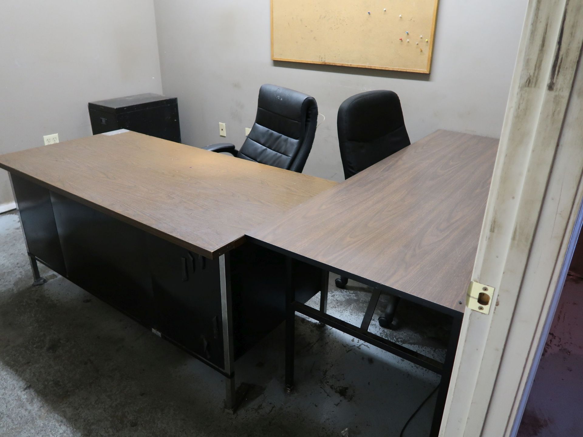 (LOT) CONTENTS OF OFFICE AND MISCELLANEOUS OFFICE FURNITURE