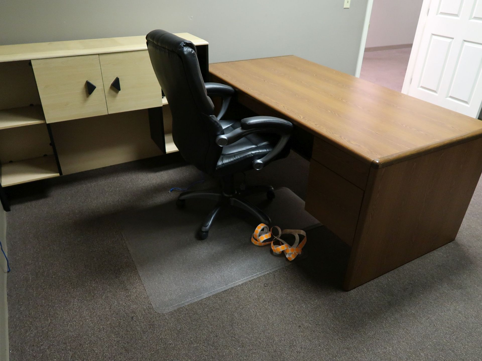 (LOT) CONTENTS OF OFFICE - MISCELLANEOUS FURNITURE