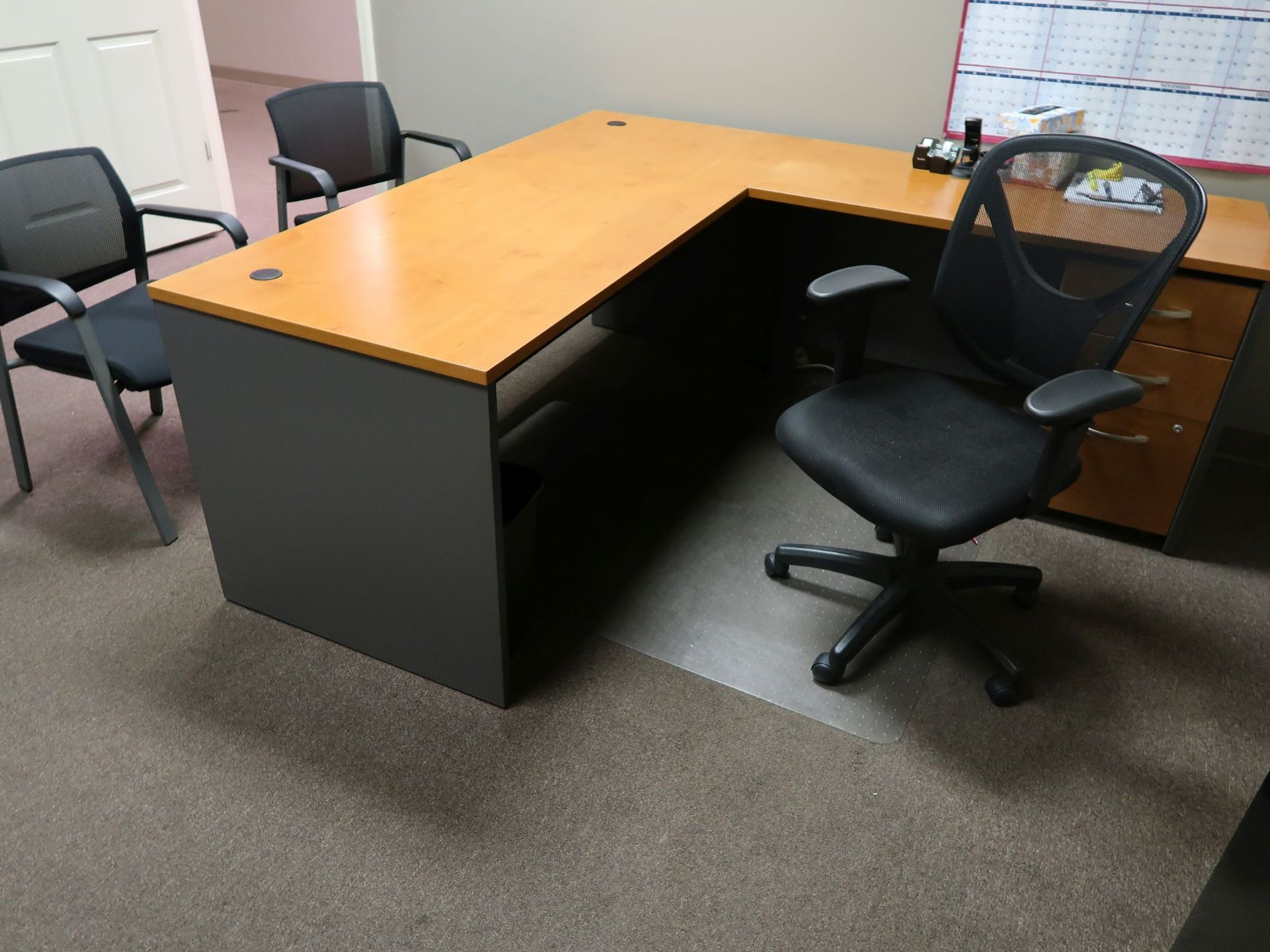 (LOT) CONTENTS OF OFFICE - MISCELLANEOUS FURNITURE