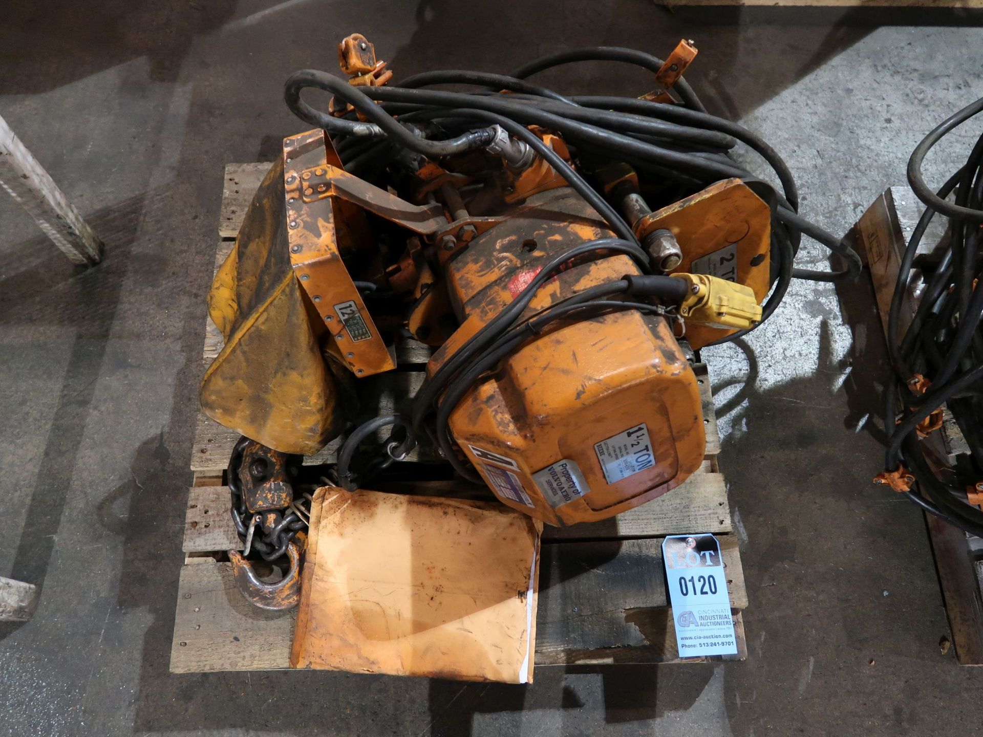 1-1/2 TON CAPACITY BEEBE MODEL L4E1 1/2FLSSP ELECTRIC HOIST WITH TROLLEY