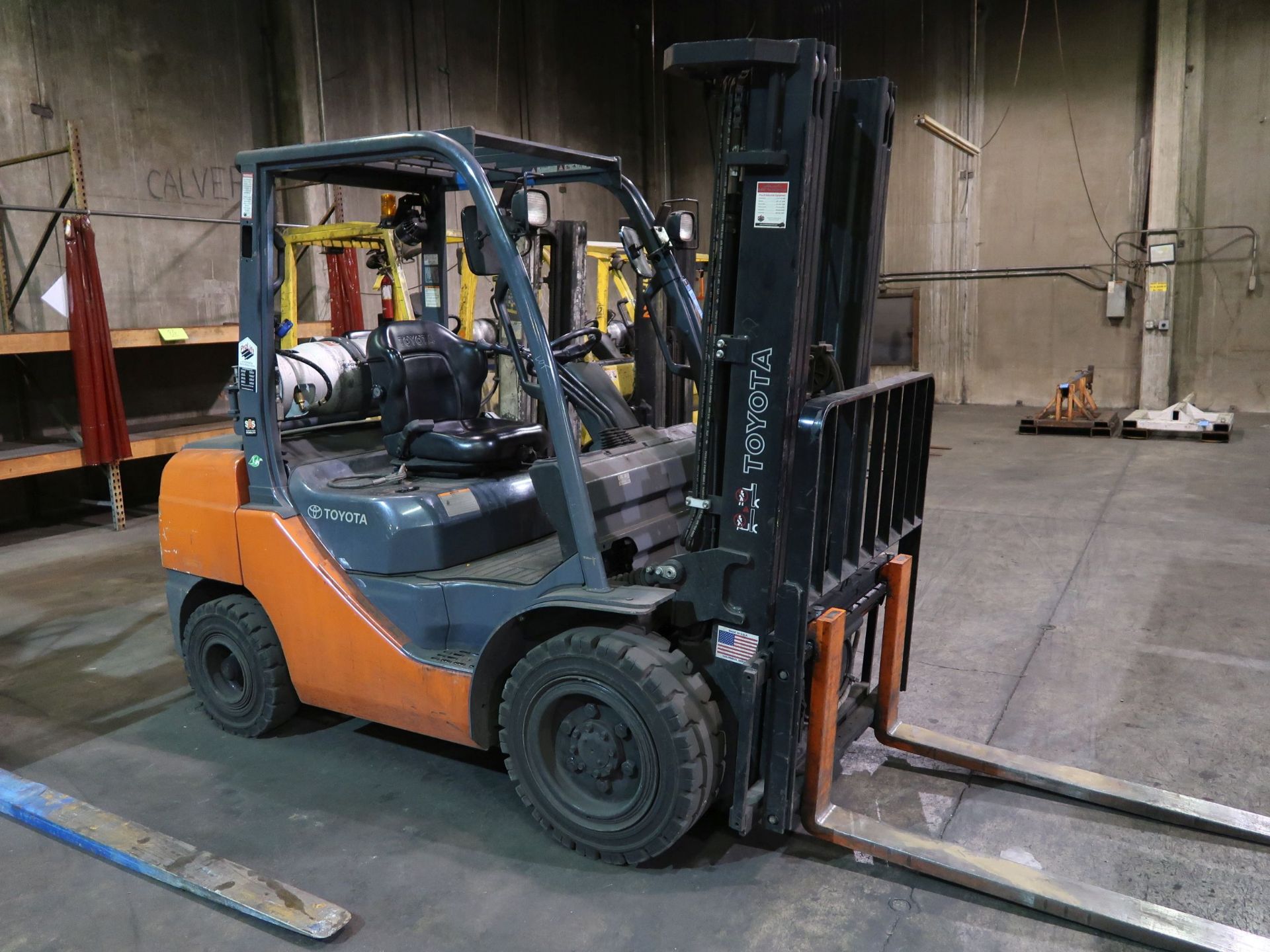 6,000 LB. TOYOTA MODEL 8FGU32 LP GAS PNEUMATIC TIRE LIFT TRUCK; S/N 67153, THREE-STAGE MAST, 187" - Image 4 of 7