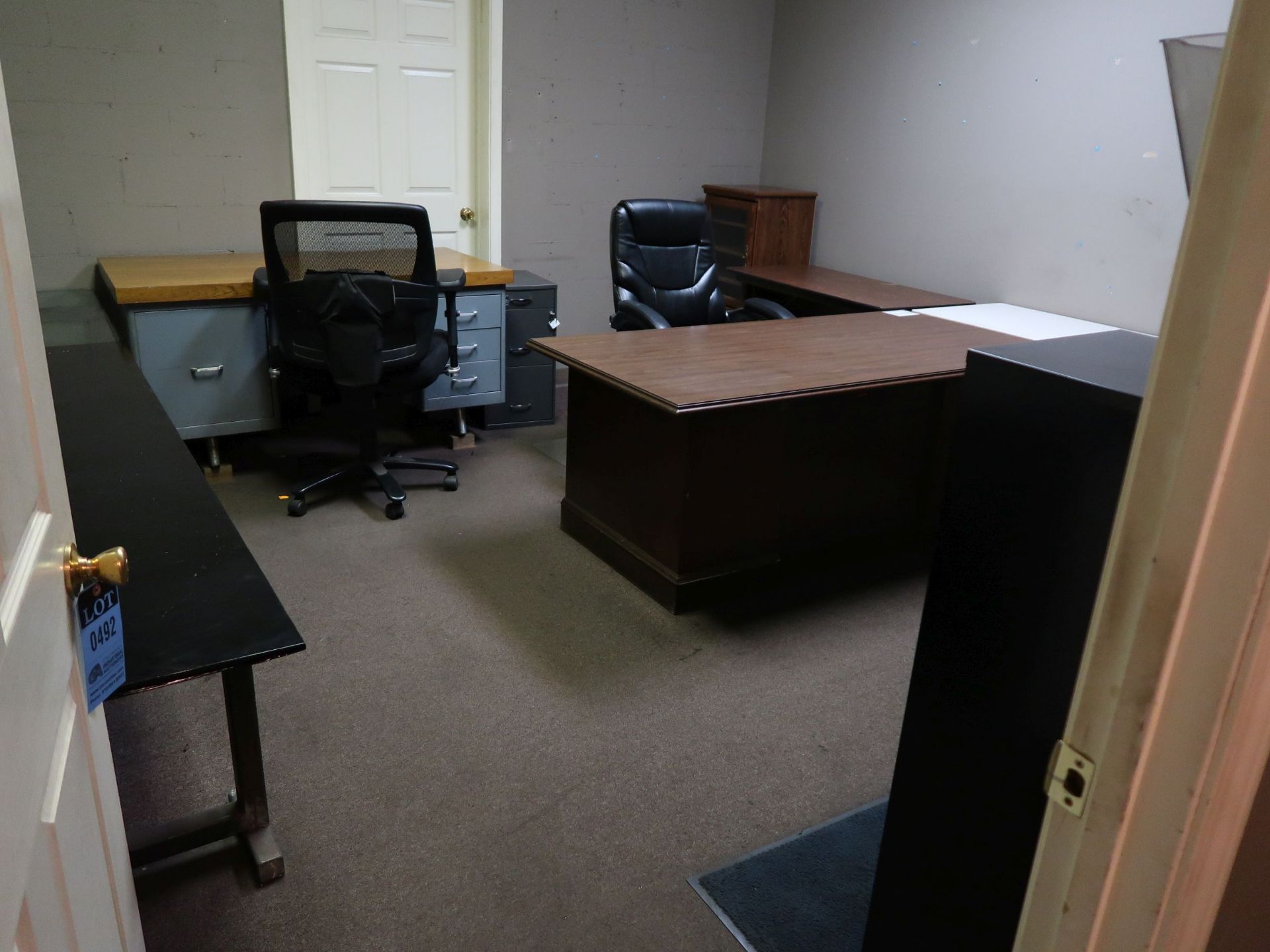 (LOT) CONTENTS OF OFFICE - MISCELLANEOUS FURNITURE