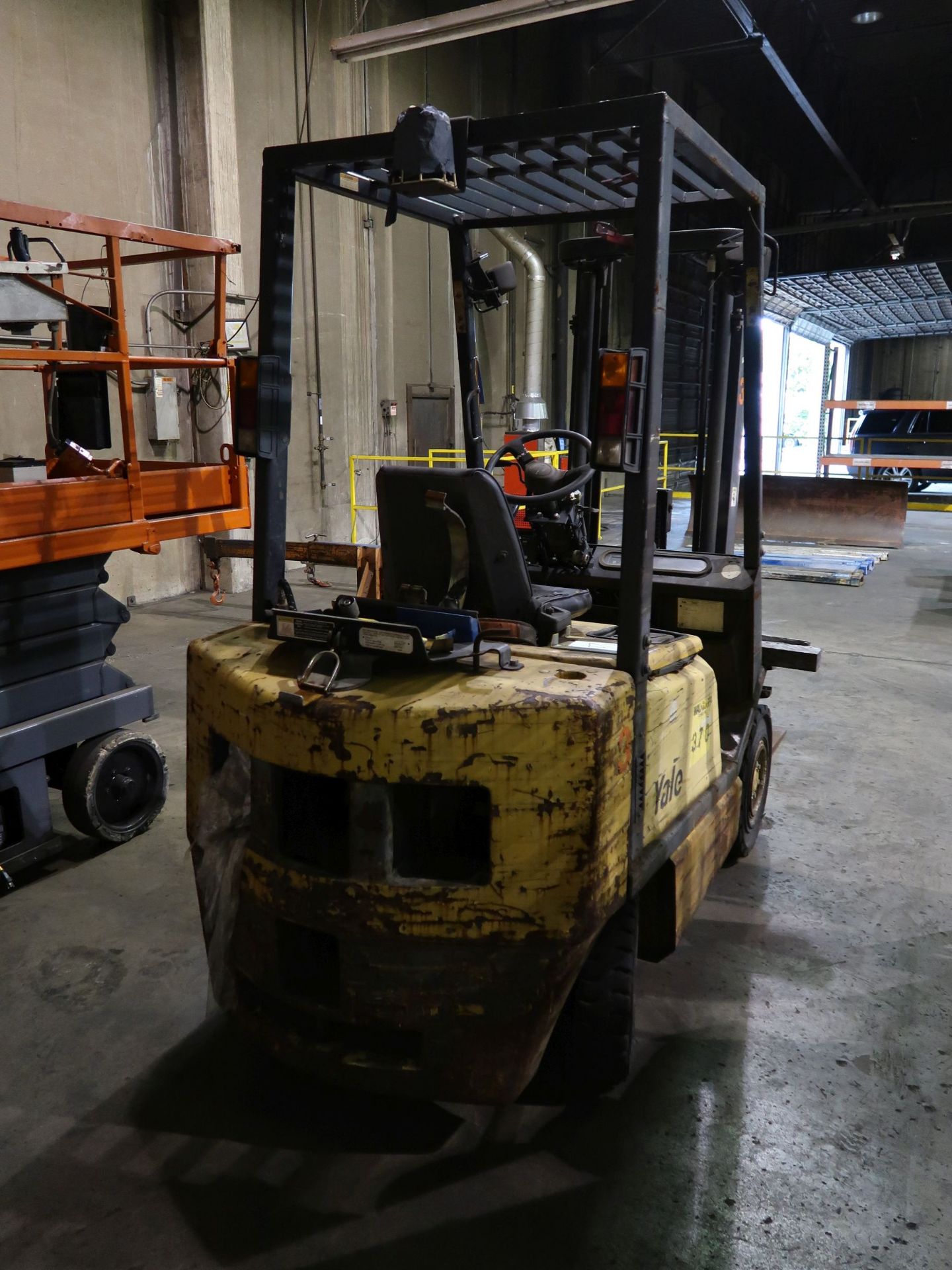 3,000 LB. YALE LP GAS LIFT TRUCK **OUT OF SERVICE - PARTS ONLY** - Image 5 of 5