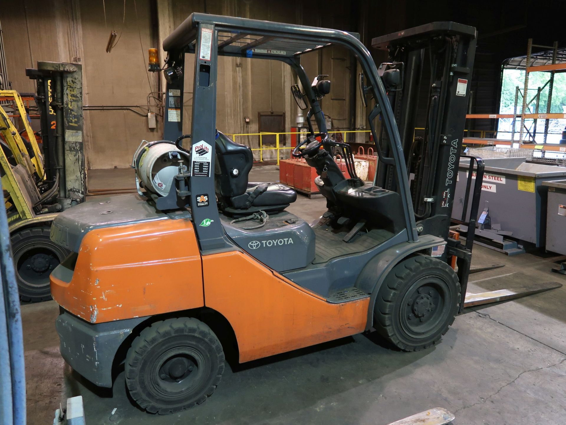 6,000 LB. TOYOTA MODEL 8FGU32 LP GAS PNEUMATIC TIRE LIFT TRUCK; S/N 67153, THREE-STAGE MAST, 187" - Image 5 of 7