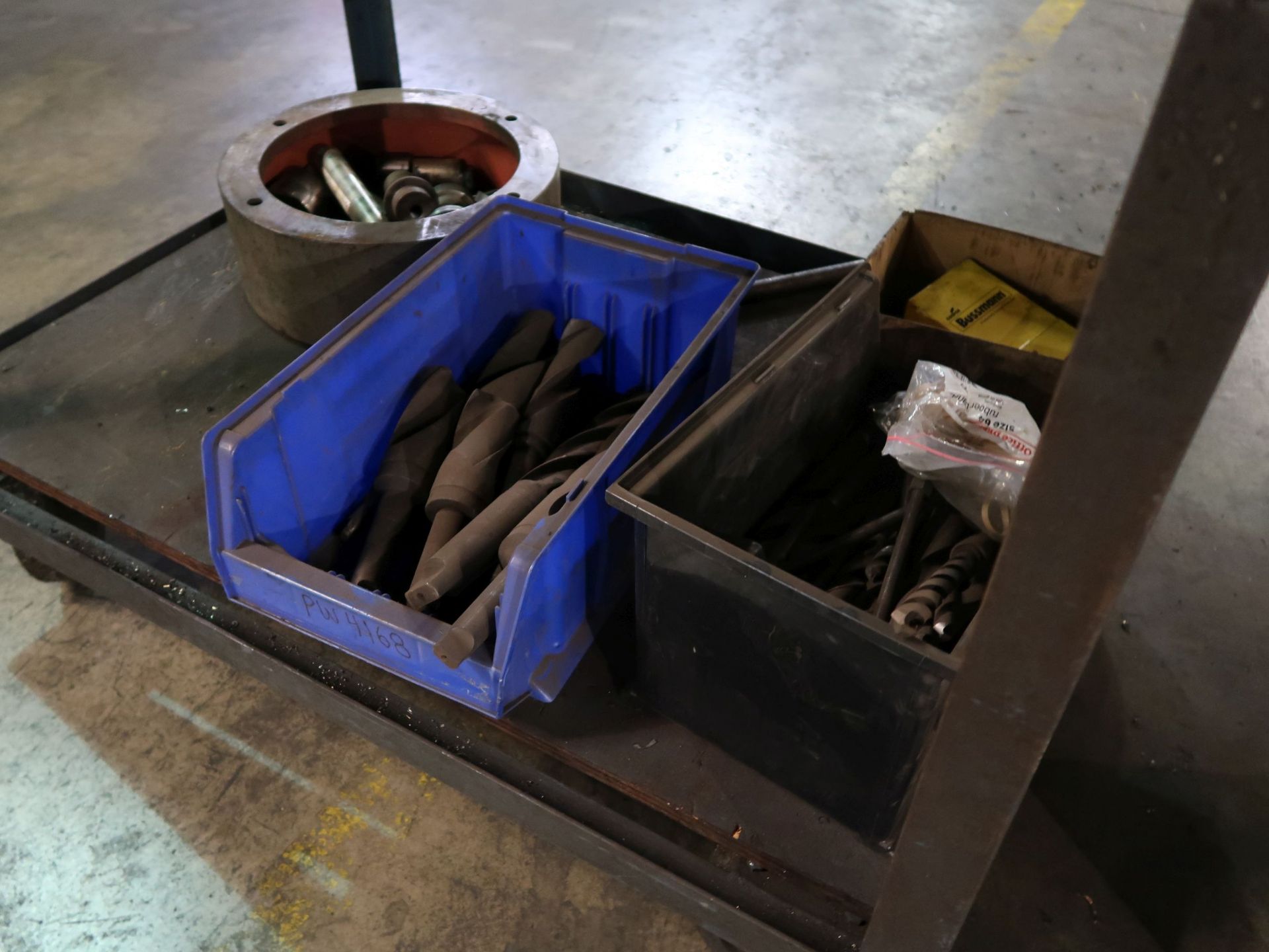 (LOT) STEEL CART WITH MISCELLANEOUS TOOLING AND ACCESSORIES - Image 4 of 4