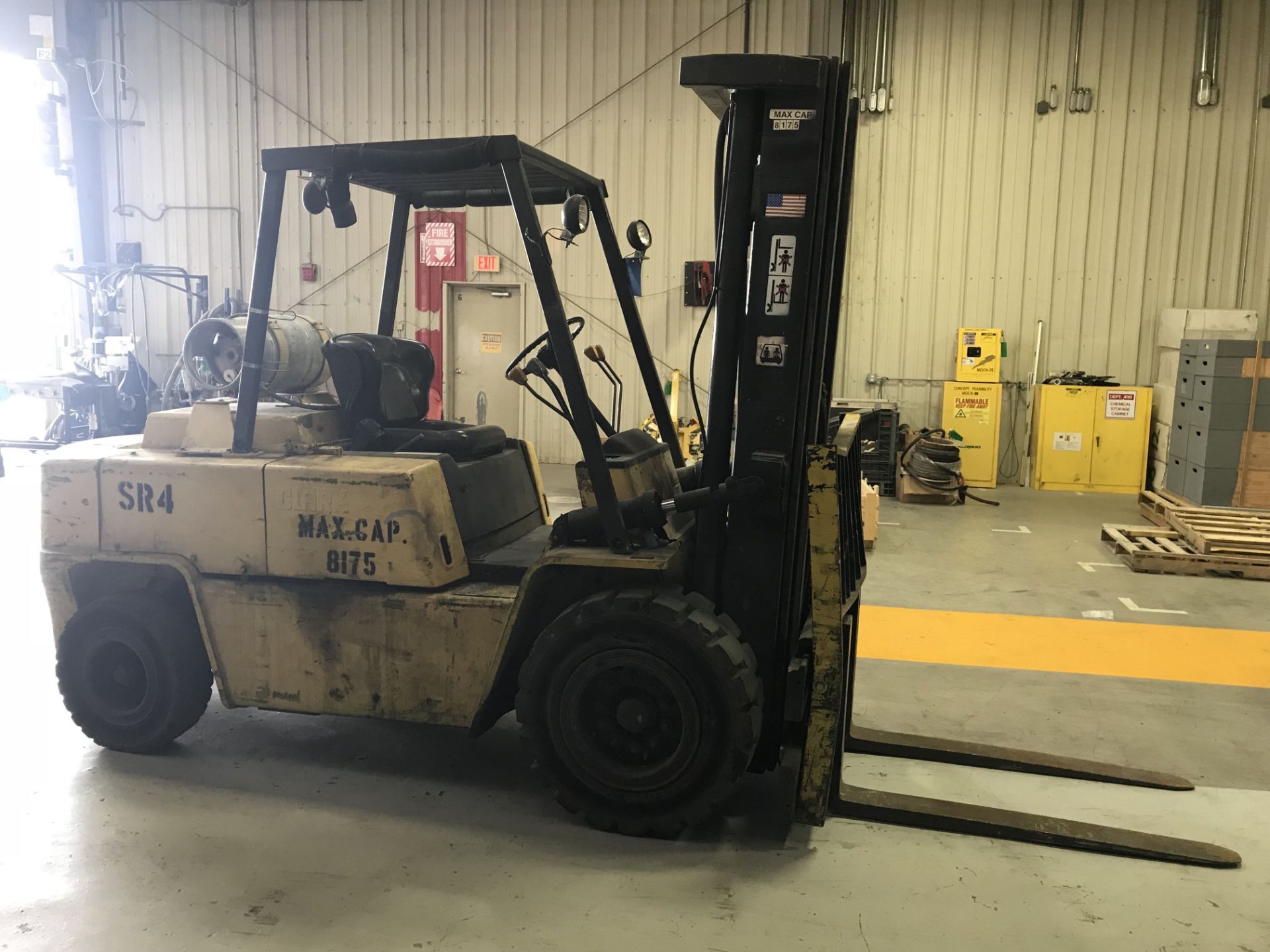 10,000 CLARK MODEL C500-YS100 LP GAS SOLID PNEUMATIC TIRE LIFT TRUCK; S/N 7412KOF, 3-STAGE MAST, - Image 4 of 8