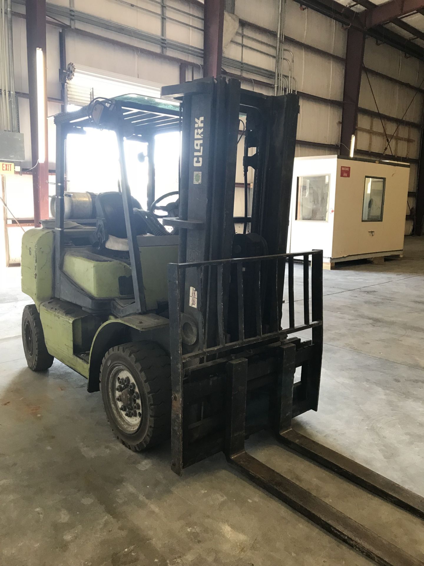 8,000 LB. CLARK MODEL CGP40 LP GAS SOLID PNEUMATIC TIRE LIFT TRUCK; S/N CGP460L-0125-9515FB, 3- - Image 4 of 9