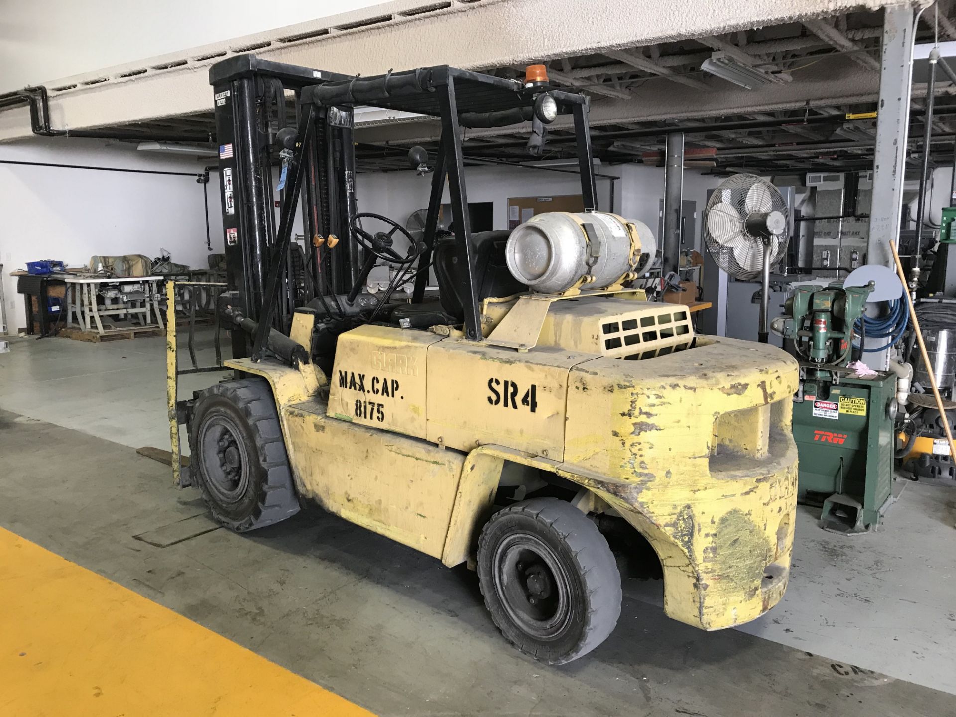 10,000 CLARK MODEL C500-YS100 LP GAS SOLID PNEUMATIC TIRE LIFT TRUCK; S/N 7412KOF, 3-STAGE MAST, - Image 2 of 8