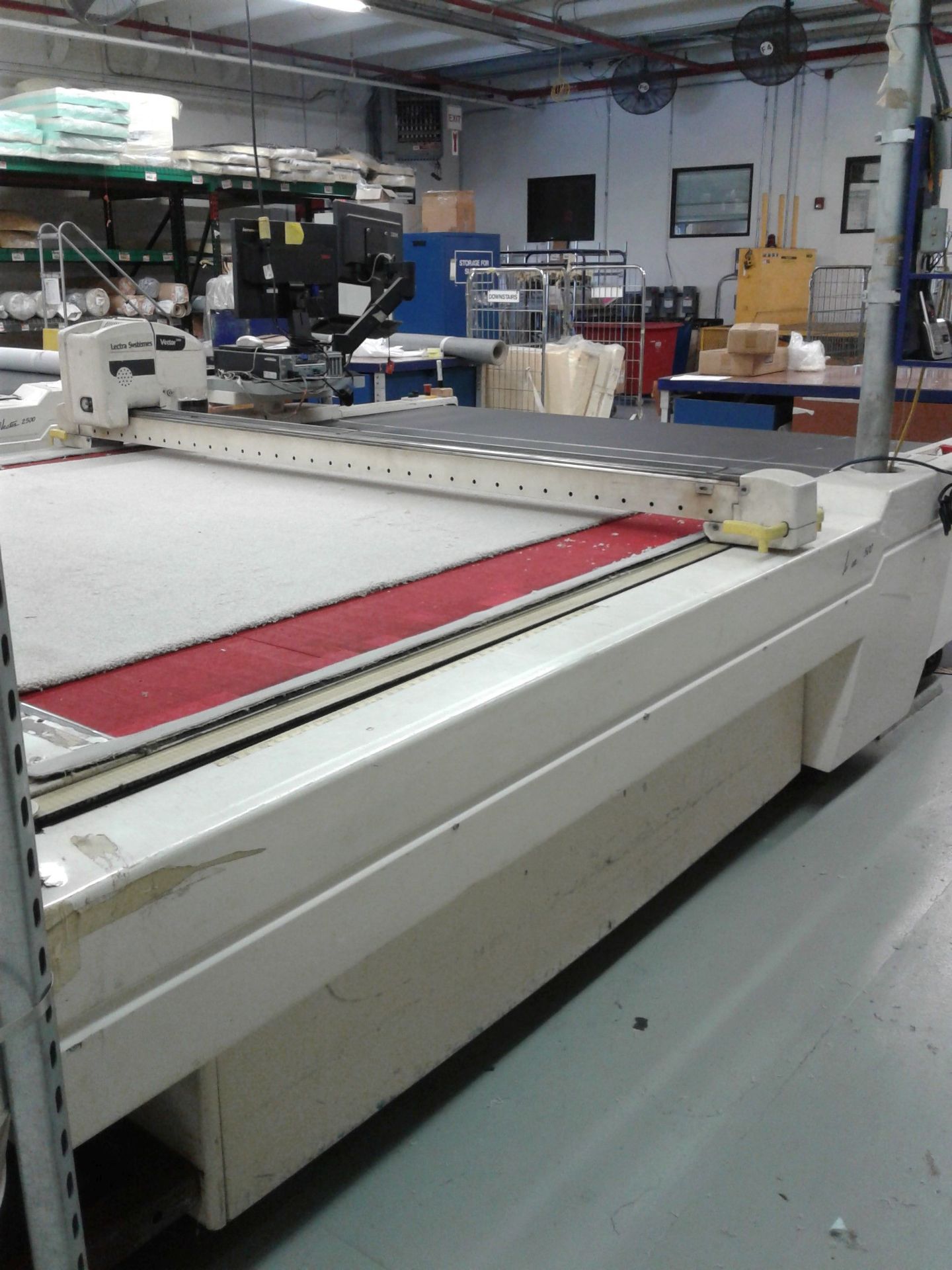 LECTRA SYSTEMS MODEL VT2500 V2 COMPUTER CONTROLLED FABRIC CUTTER; S/N 000031, VECTOR 2500 CUTTING - Image 6 of 9