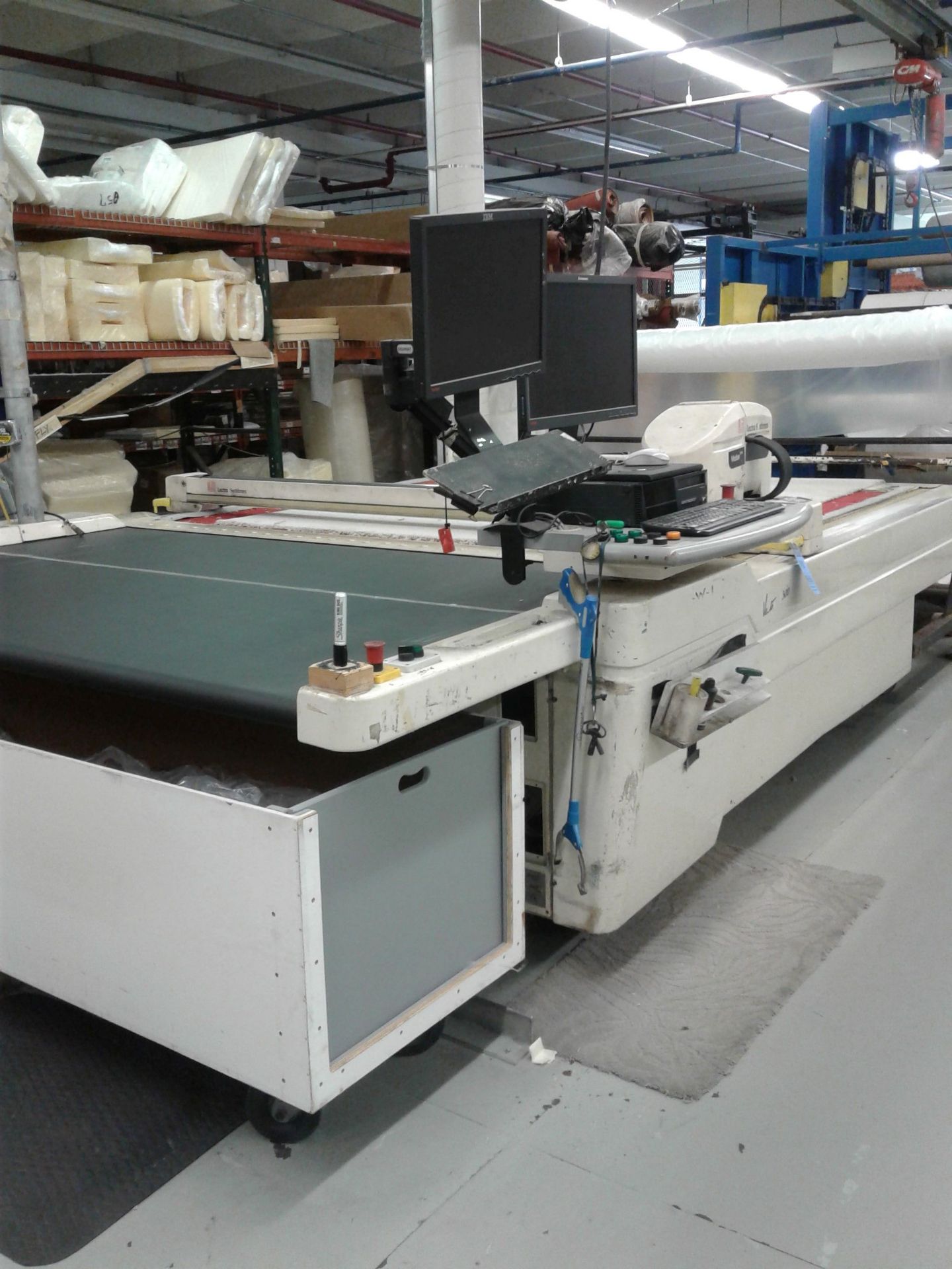 LECTRA SYSTEMS MODEL VT2500 V2 COMPUTER CONTROLLED FABRIC CUTTER; S/N 000031, VECTOR 2500 CUTTING