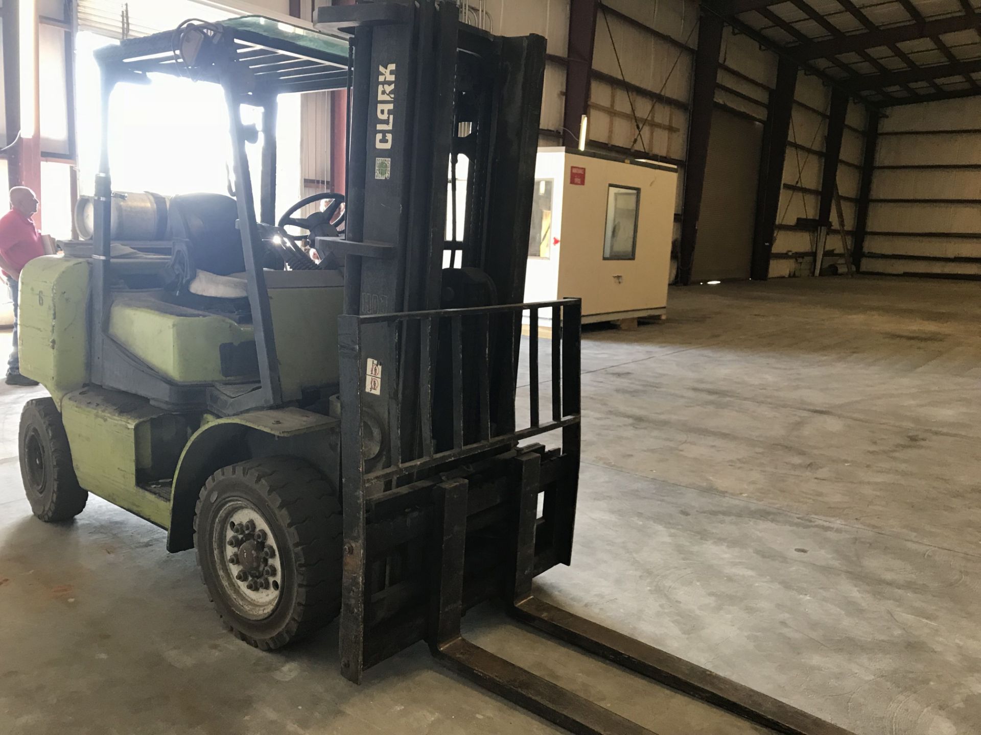 8,000 LB. CLARK MODEL CGP40 LP GAS SOLID PNEUMATIC TIRE LIFT TRUCK; S/N CGP460L-0125-9515FB, 3- - Image 3 of 9