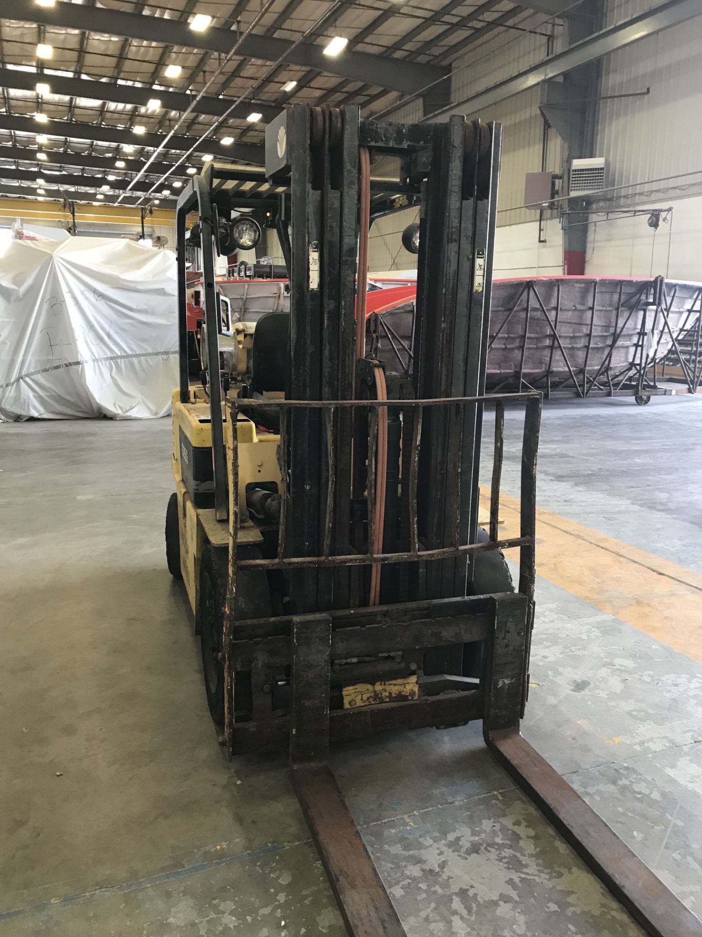 5,000 LB. DAEWOO MODEL G25S-2 LP GAS SOLID PNEUMATIC TIRE LIFT TRUCK; S/N 12-07844, 3-STAGE MAST, - Image 6 of 6