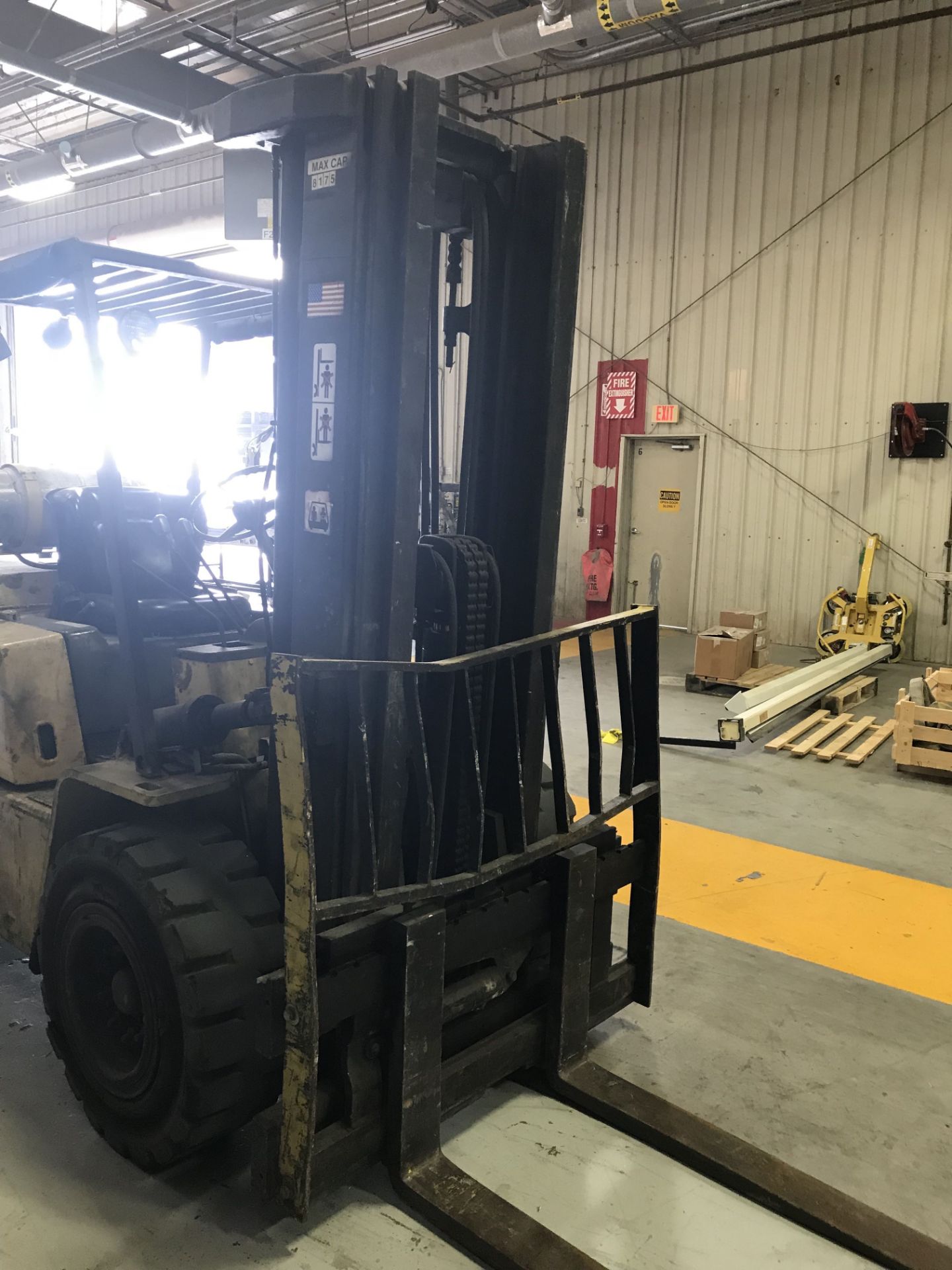10,000 CLARK MODEL C500-YS100 LP GAS SOLID PNEUMATIC TIRE LIFT TRUCK; S/N 7412KOF, 3-STAGE MAST, - Image 5 of 8