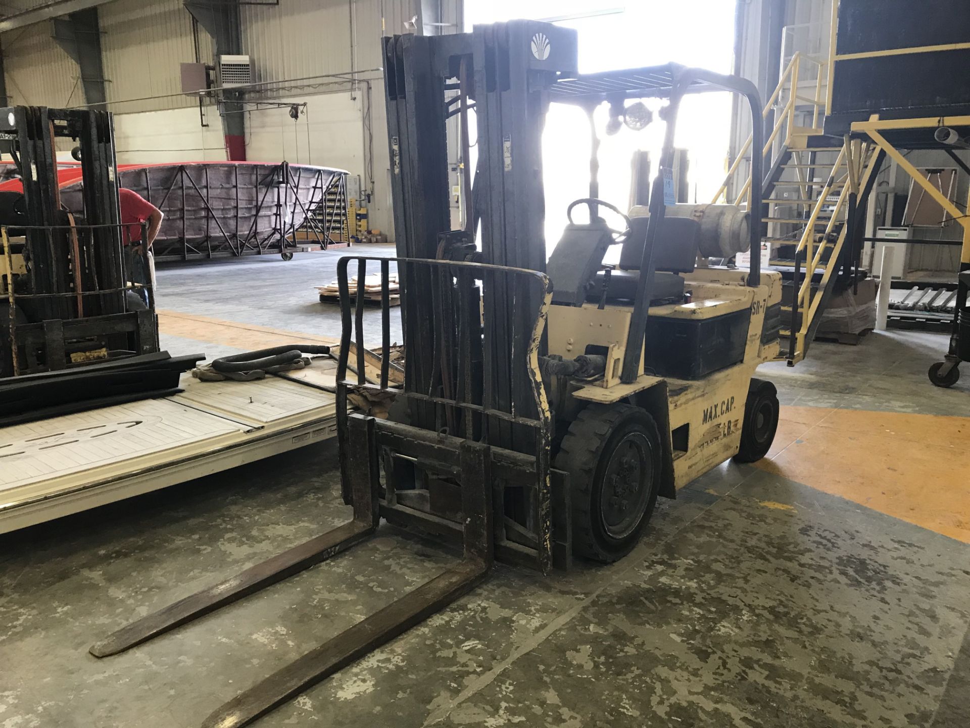 5,000 LB. DAEWOO MODEL G25S-2 LP GAS SOLID PNEUMATIC TIRE LIFT TRUCK; S/N 12-07843, STAGE MAST, 188"