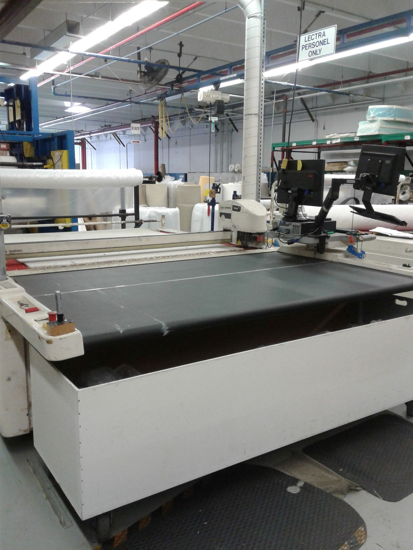 LECTRA SYSTEMS MODEL VT2500 V2 COMPUTER CONTROLLED FABRIC CUTTER; S/N 000031, VECTOR 2500 CUTTING - Image 7 of 9