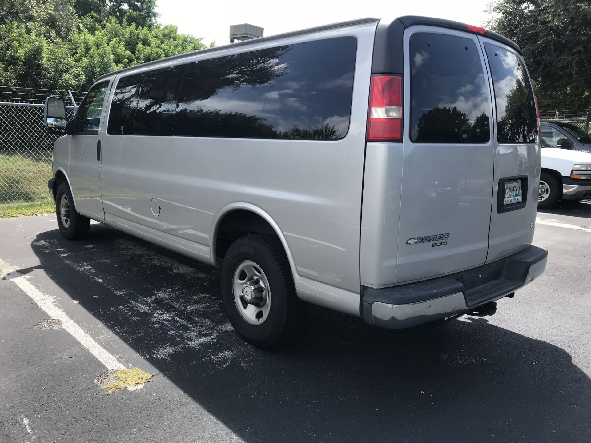 2008 CHEVY EXPRESS 11-PASSENGER VAN; VIN # 1GAAHG39K381132950, FULL POWER, CLOTH INTERIOR, 6.0 V-6 - Image 4 of 8