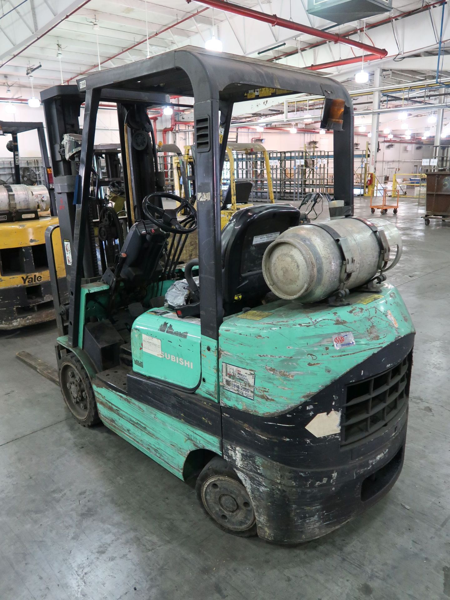 3,000 LB. MITSUBISHI MODEL FGC25 SOLID TIRE LP GAS LIFT TRUCK; S/N AF82C00052, 3-STAGE MAST, 82" - Image 4 of 8