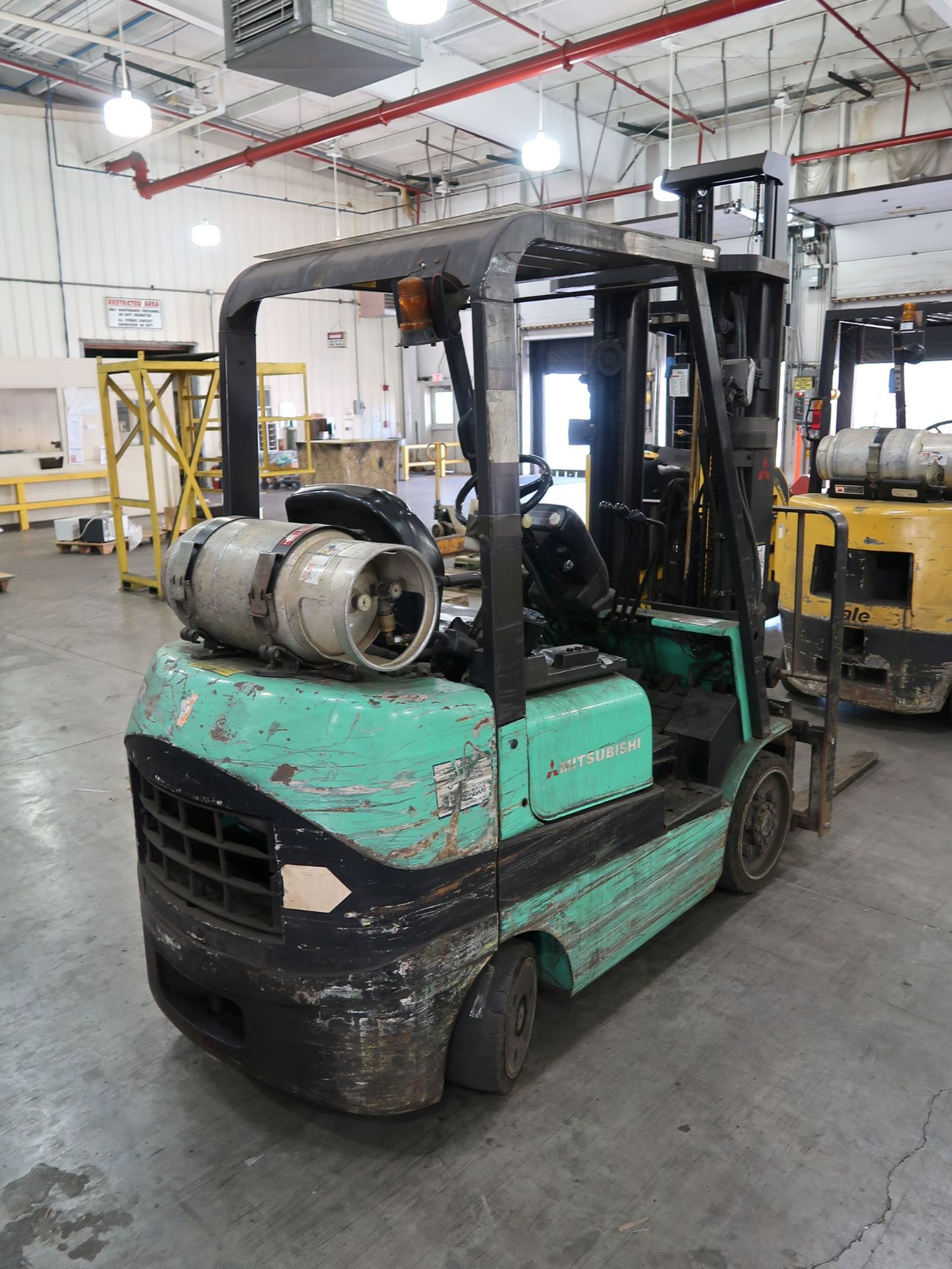 3,000 LB. MITSUBISHI MODEL FGC25 SOLID TIRE LP GAS LIFT TRUCK; S/N AF82C00052, 3-STAGE MAST, 82" - Image 3 of 8