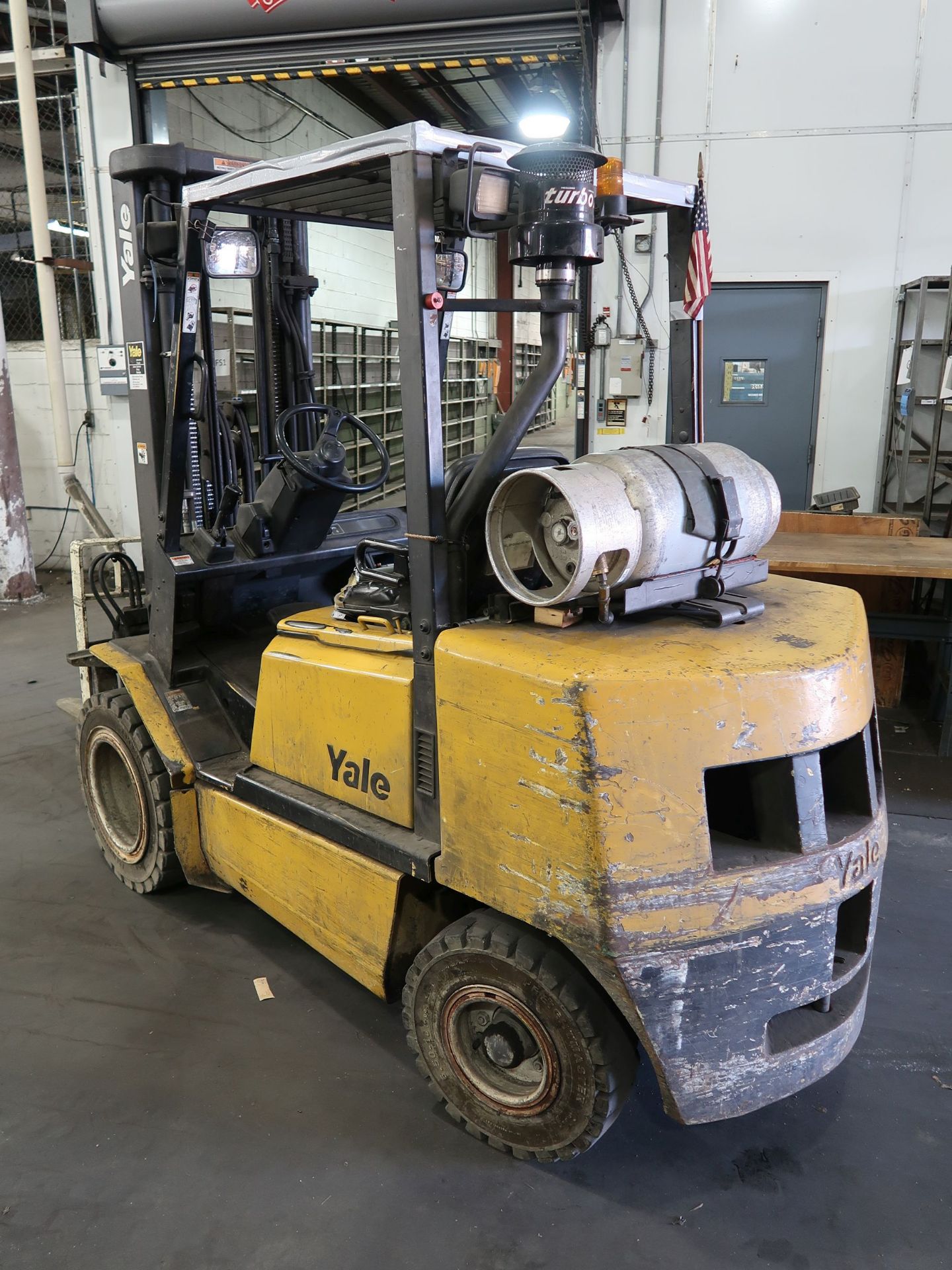 6,000 LB. YALE MODEL GLP060 PNEUMATIC OUTDOOR TIRE LP GAS LIFT TRUCK; S/N A875B06817X, 92" MAST - Image 4 of 8