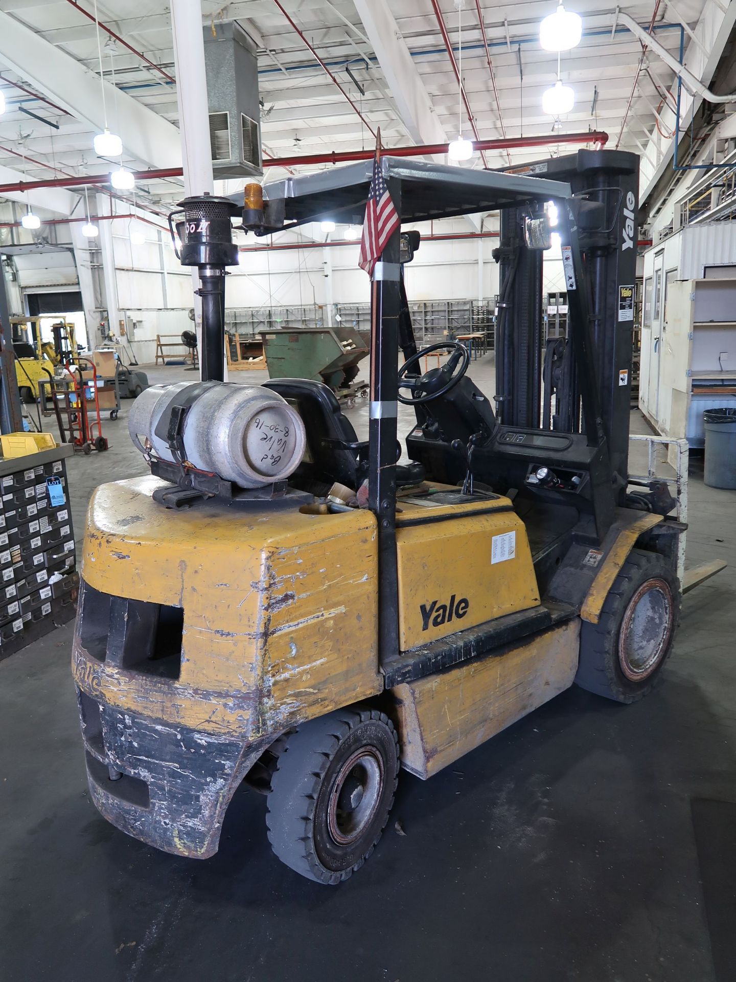 6,000 LB. YALE MODEL GLP060 PNEUMATIC OUTDOOR TIRE LP GAS LIFT TRUCK; S/N A875B06817X, 92" MAST - Image 3 of 8