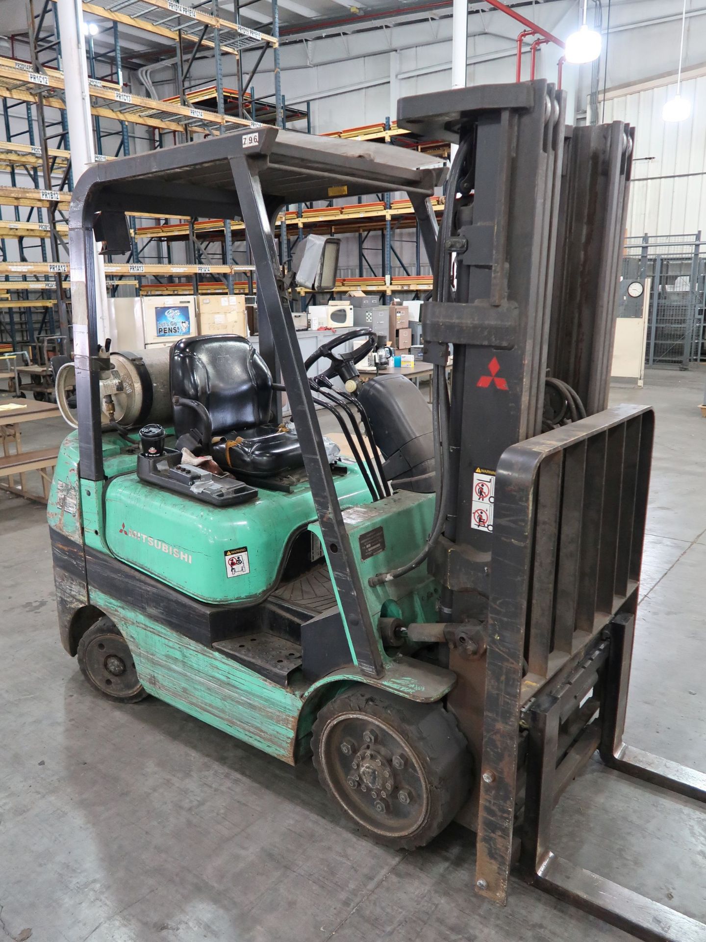 3,000 LB. MITSUBISHI MODEL FGC25 SOLID TIRE LP GAS LIFT TRUCK; S/N AF82C00052, 3-STAGE MAST, 82" - Image 2 of 8