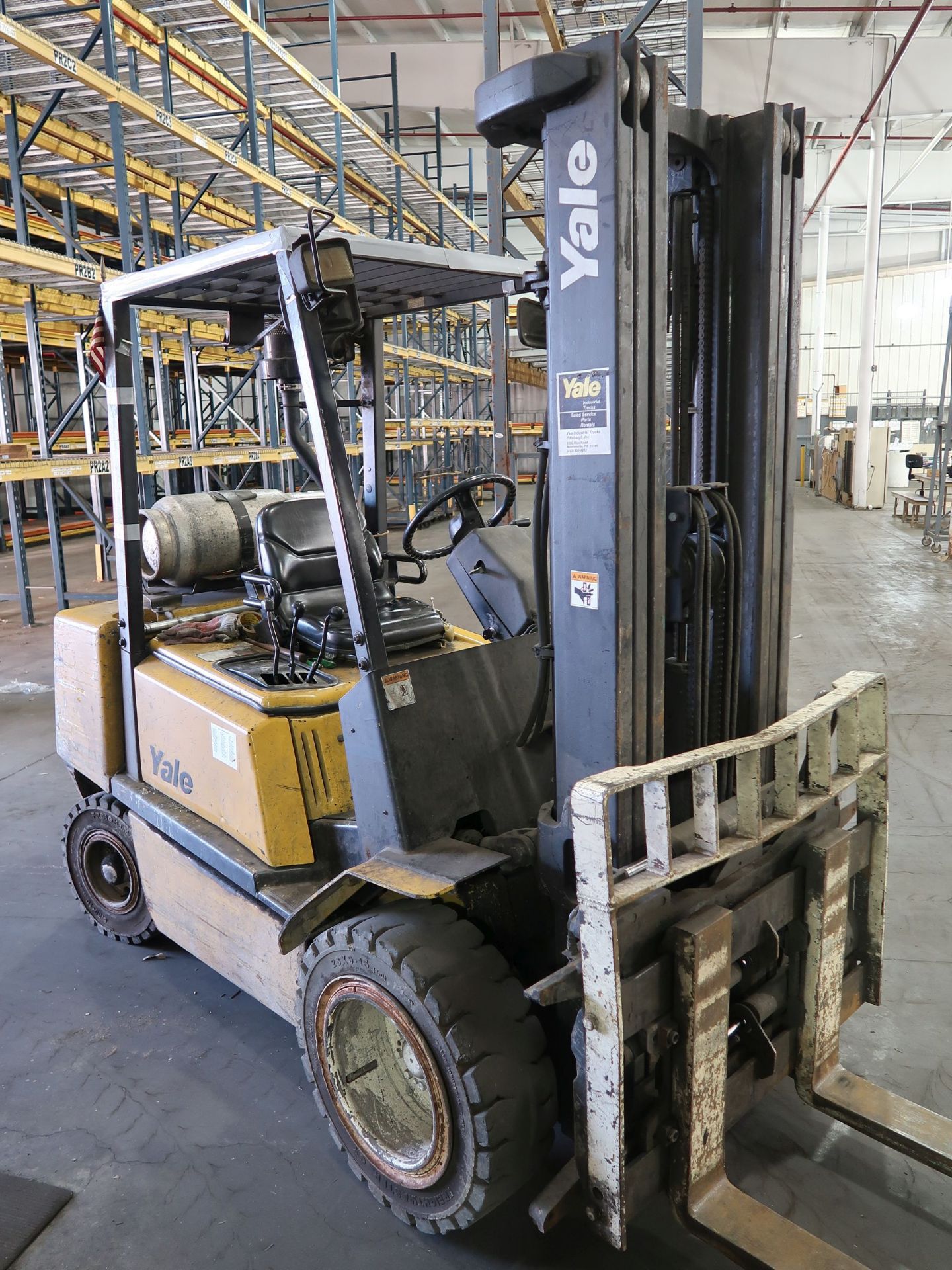 6,000 LB. YALE MODEL GLP060 PNEUMATIC OUTDOOR TIRE LP GAS LIFT TRUCK; S/N A875B06817X, 92" MAST - Image 2 of 8