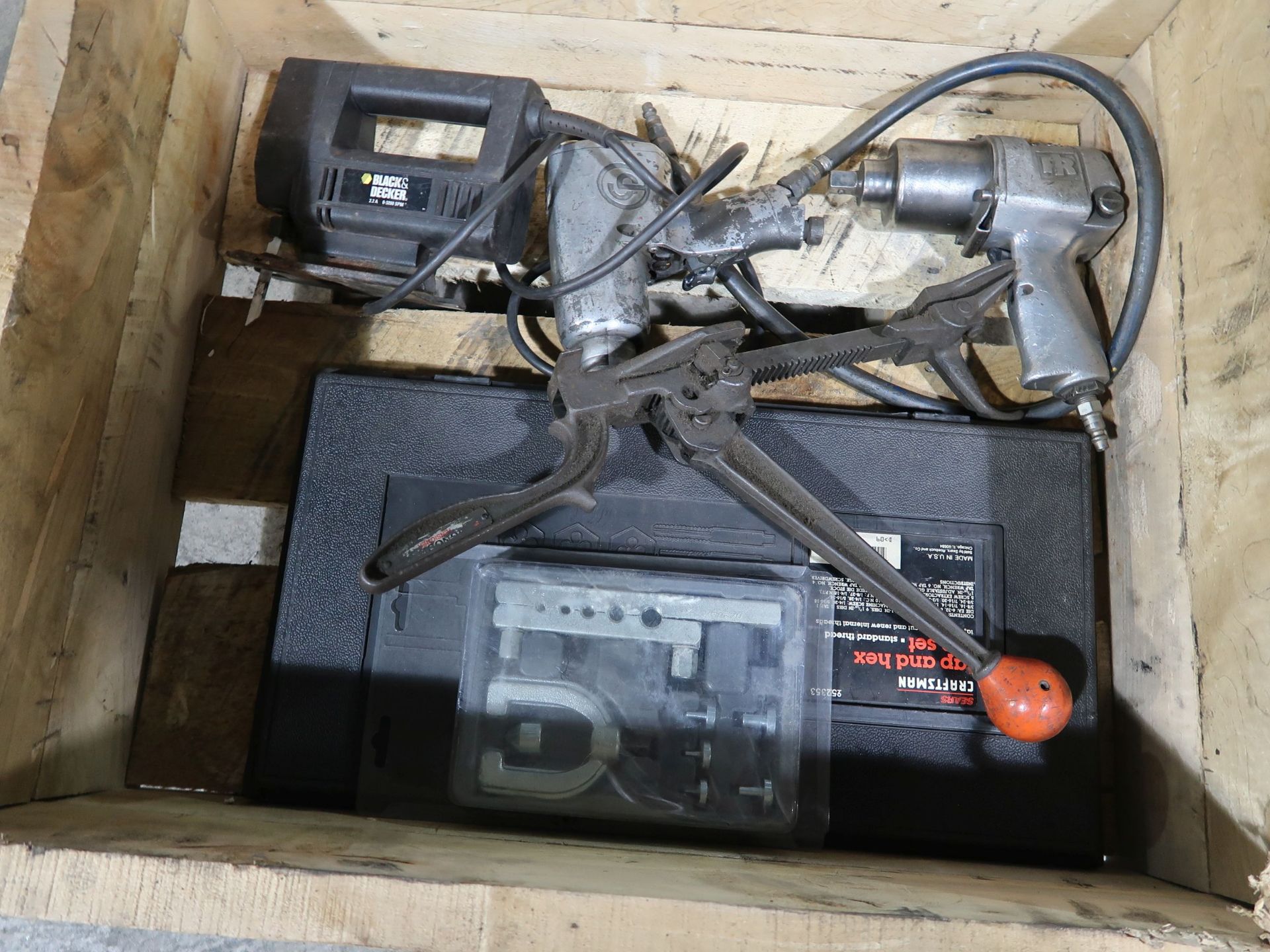 (LOT) MISCELLANOUS POWER AND PNEUMATIC TOOLS, WITH TAP AND DIE SET