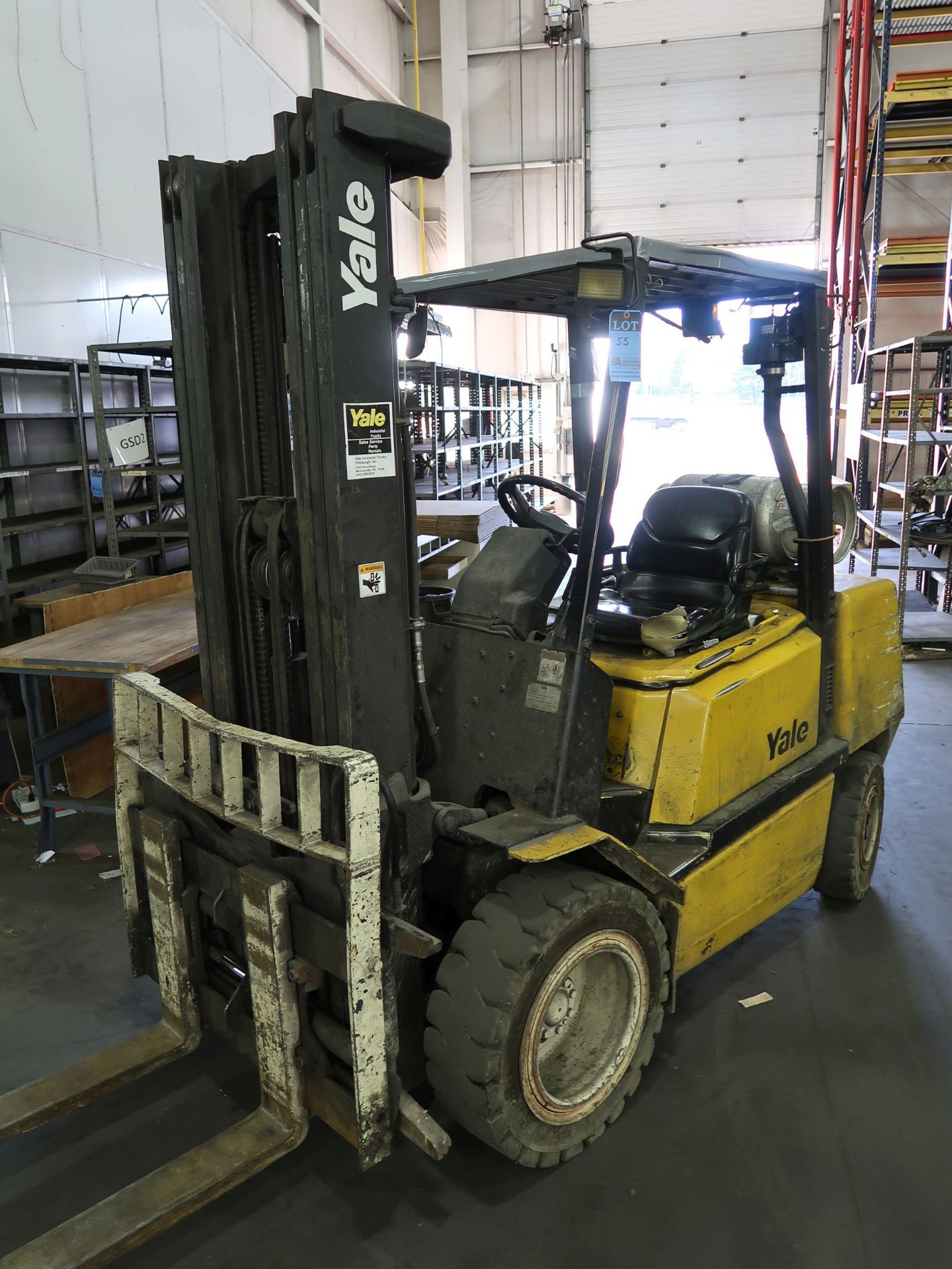 6,000 LB. YALE MODEL GLP060 PNEUMATIC OUTDOOR TIRE LP GAS LIFT TRUCK; S/N A875B06817X, 92" MAST