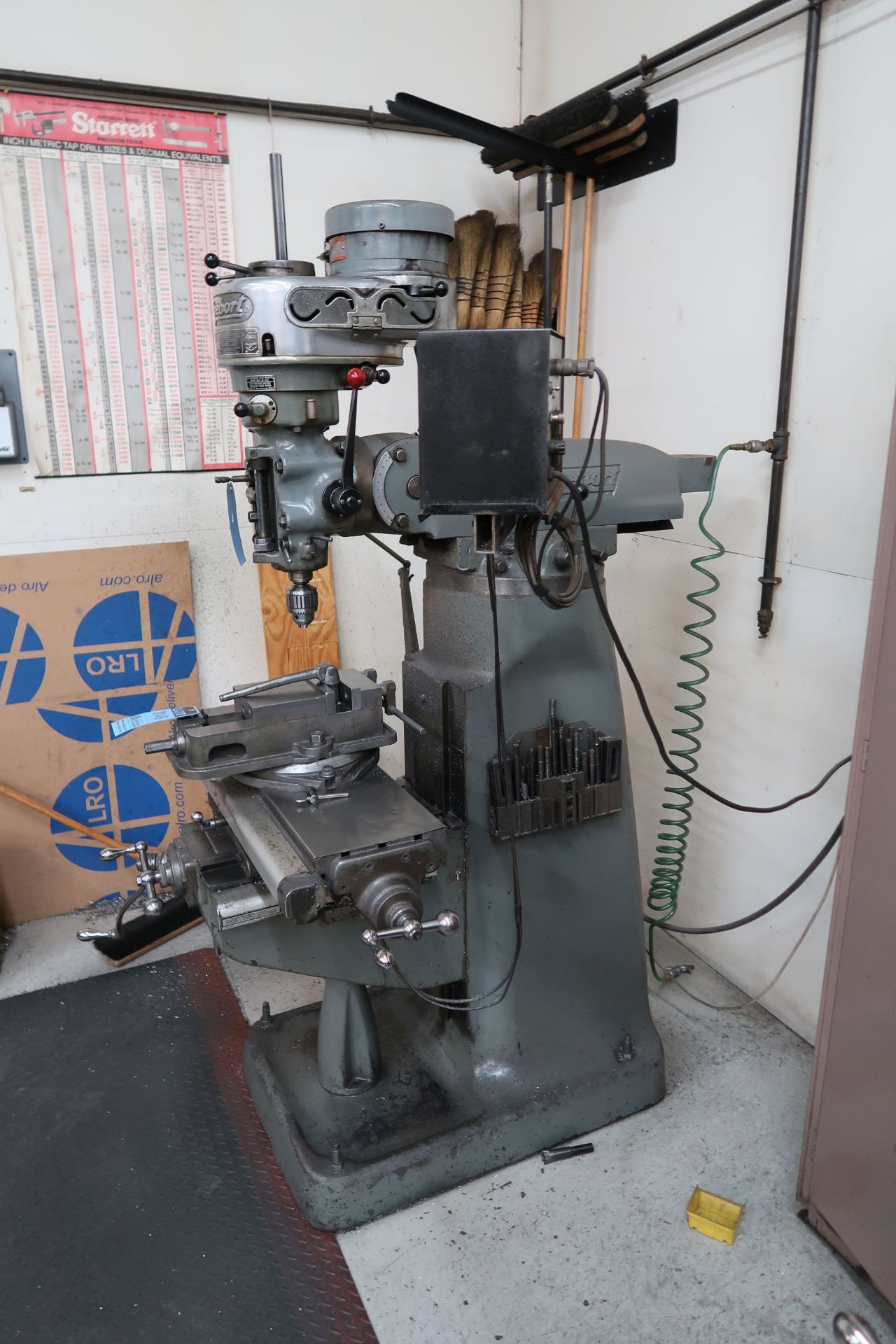 1 HP BRIDGEPORT VERTICAL MILL; S/N 75998, 9" X 42" TABLE, SPINDLE SPEED 80-2,720 RPM, MINI WIZARD - Image 6 of 7