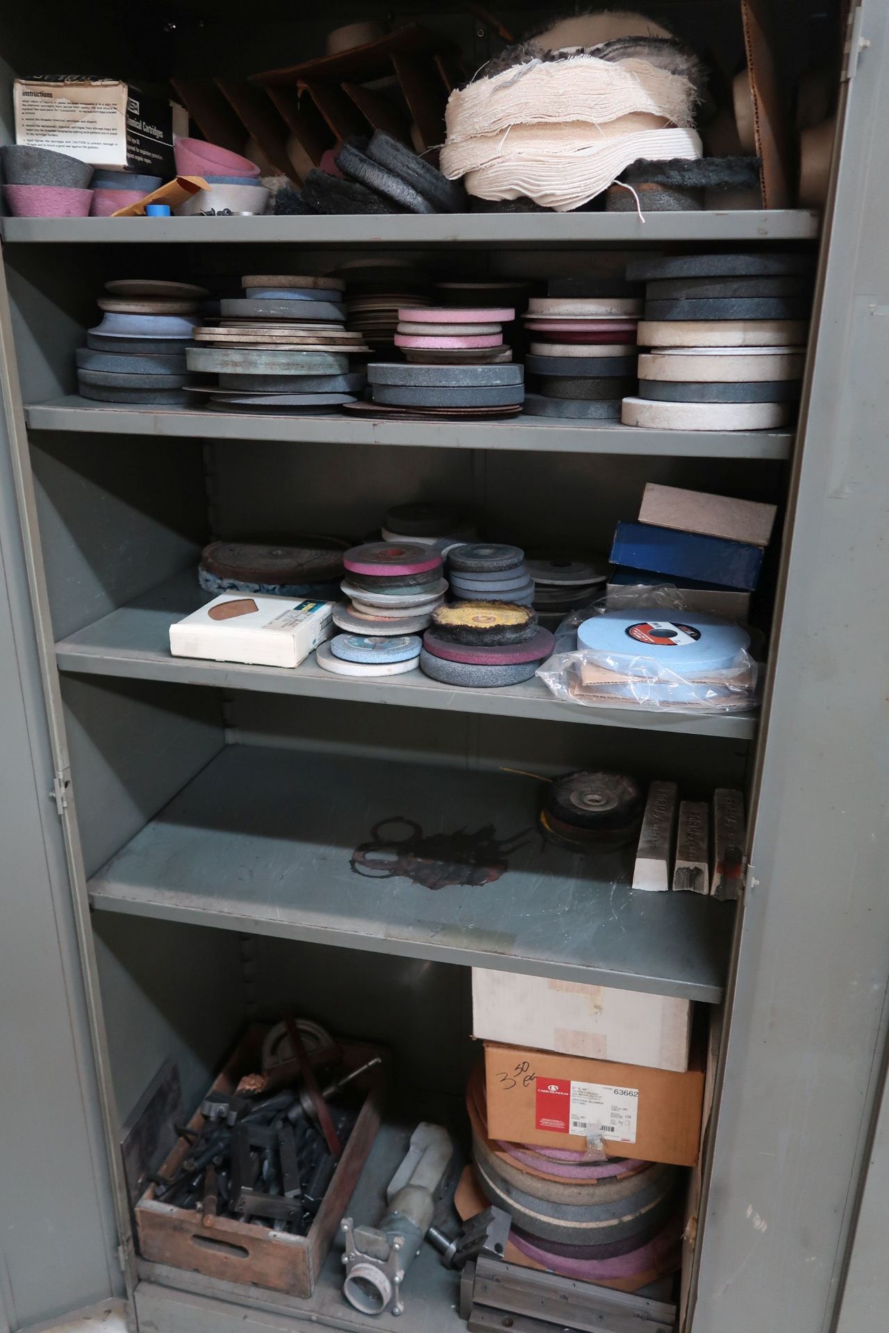 (LOT) GRINDING WHEELS WITH STEEL CABINET