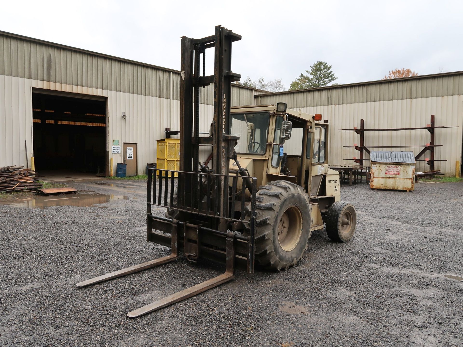 8,000 LB. INGERSOLL RAND MODEL RT7018G 4-CYLINDER DIESEL ROUGH TERRAIN YARD LIFT TRUCK; S/N 14161-