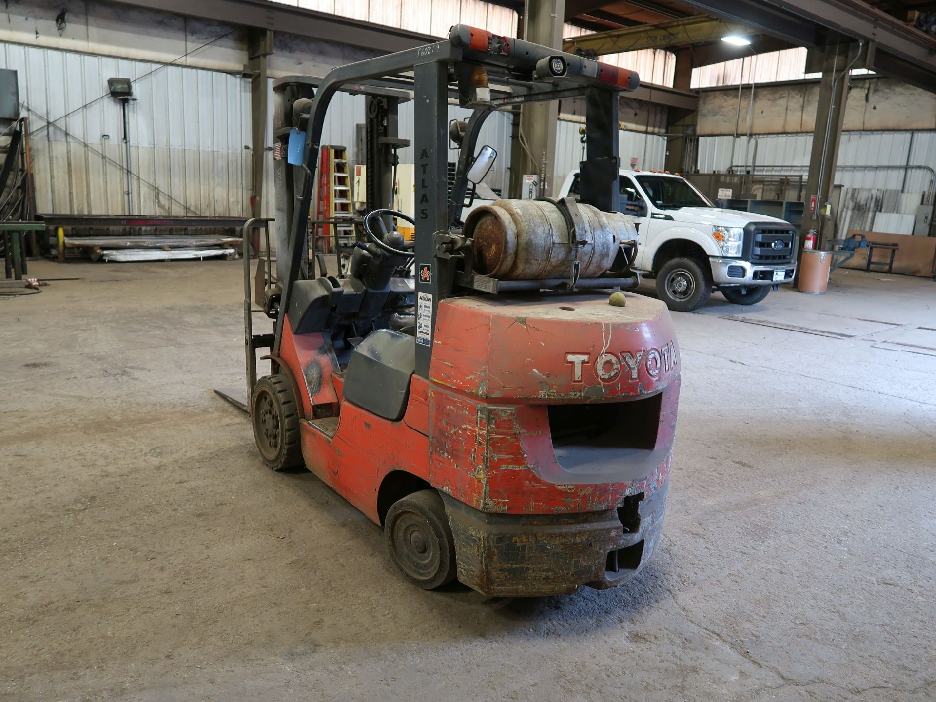 6,500 LB. TOYOTA MODEL 7FGCU32 SOLID TIRE LP GAS LIFT TRUCK; S/N 67222, 2-STAGE MAST, 82" MAST - Image 6 of 10