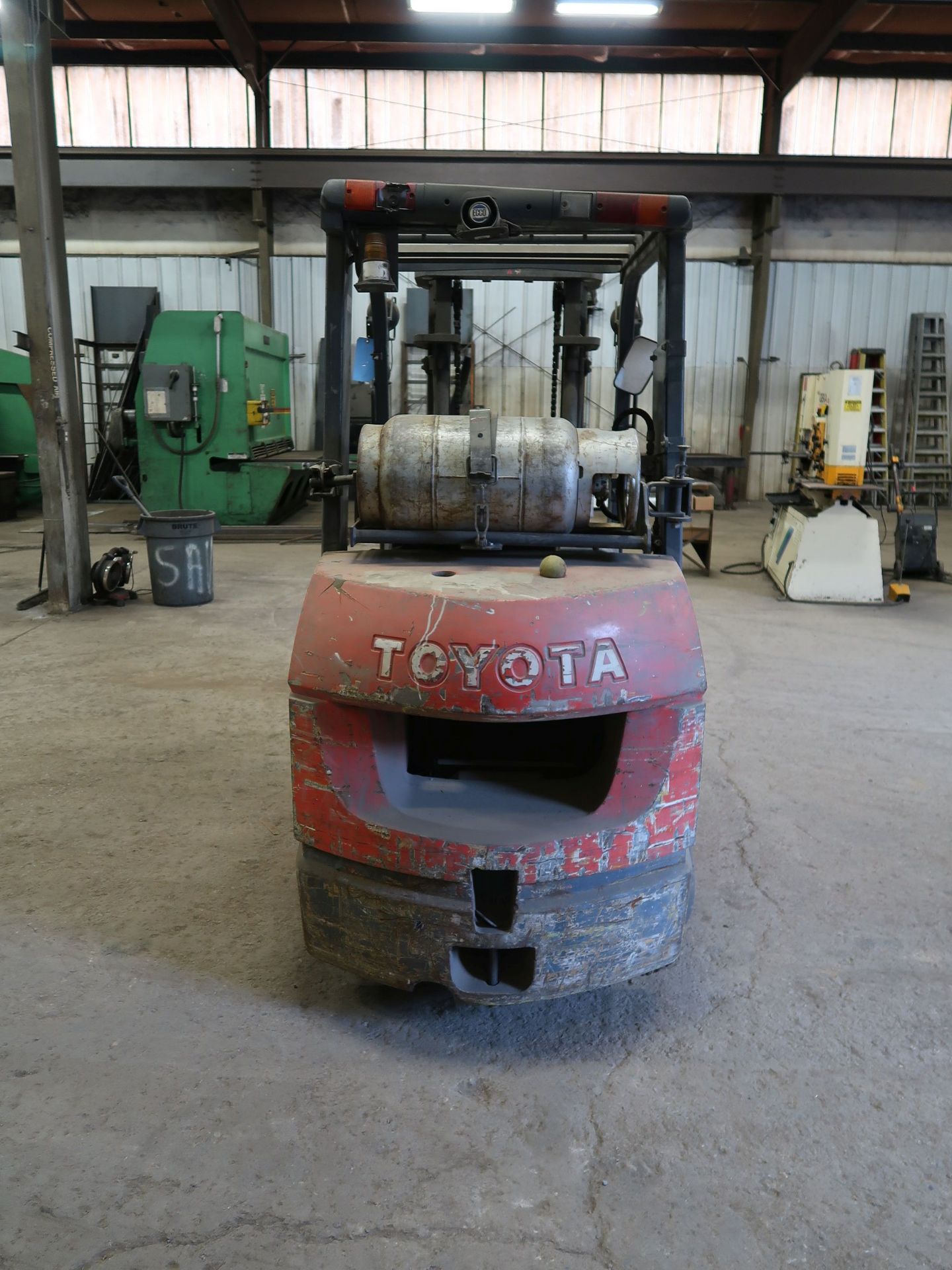 6,500 LB. TOYOTA MODEL 7FGCU32 SOLID TIRE LP GAS LIFT TRUCK; S/N 67222, 2-STAGE MAST, 82" MAST - Image 5 of 10